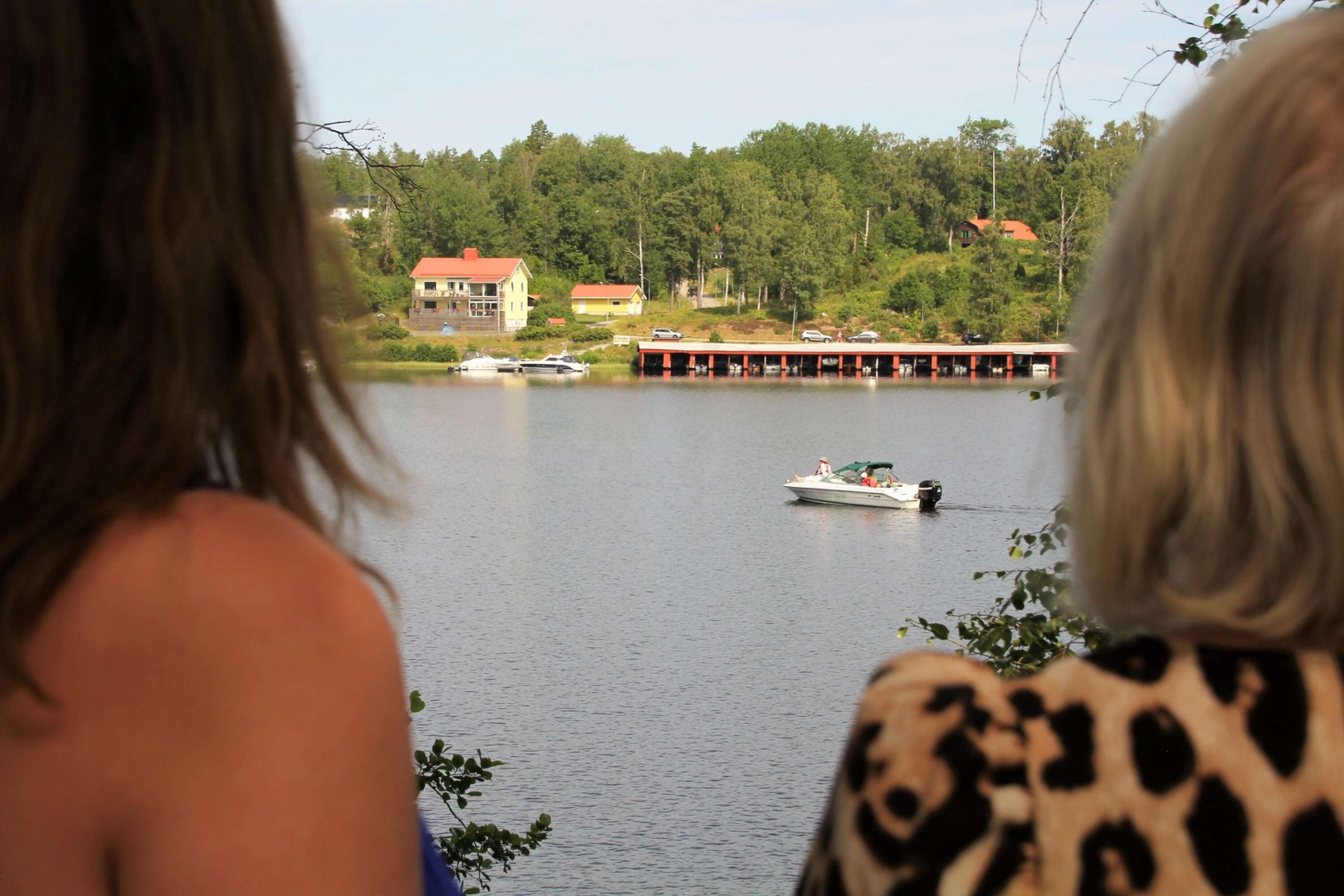 På andra sidan sjön växte Laila Karlsson upp. Barndomshemmet ägs idag av hennes bror. 