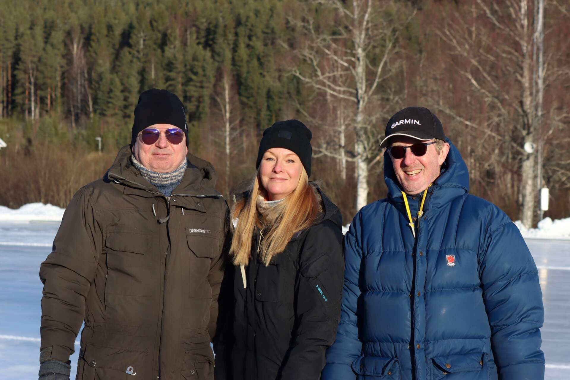 Publiken trivdes i solskenet. Från vänster Tommy Eriksson, Victoria Eriksson och Lars Skog. 