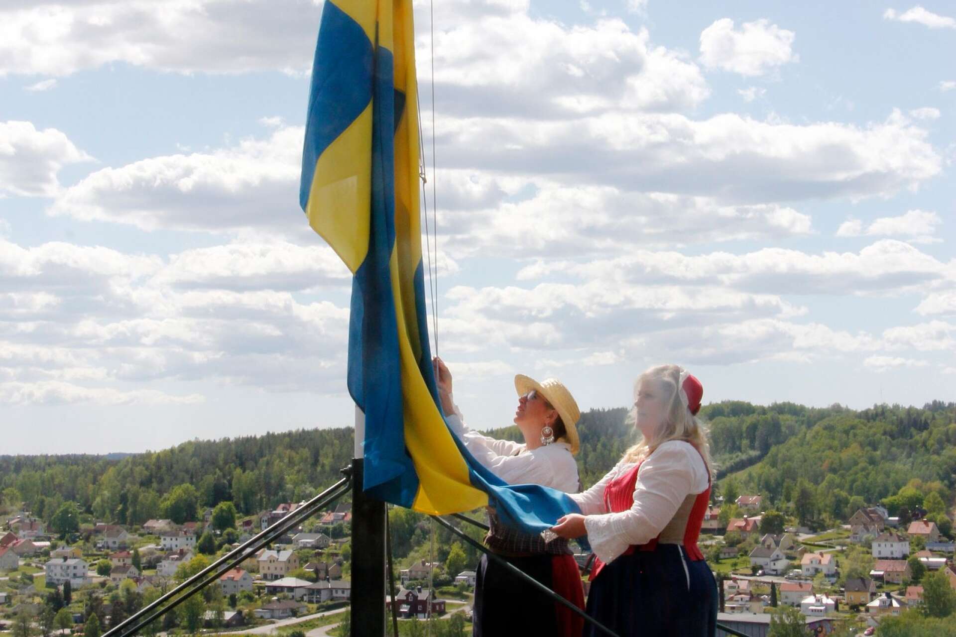Kultur och fritidschef Sara Vogel Rödin och Maria Sthyr, samordnare på kultur- och fritid, hissar svenska flaggan på Gammelgården.