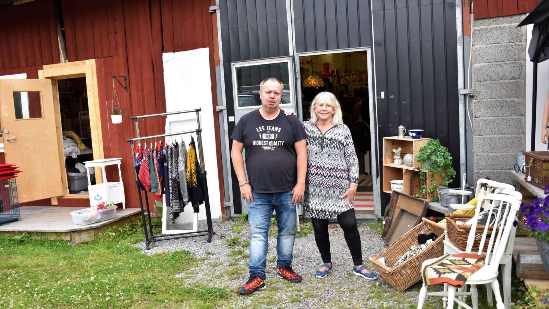 I uthuset i Hallebol har Britt-Marie Johansson och Per Ivar Nysäter loppis i sommar. 