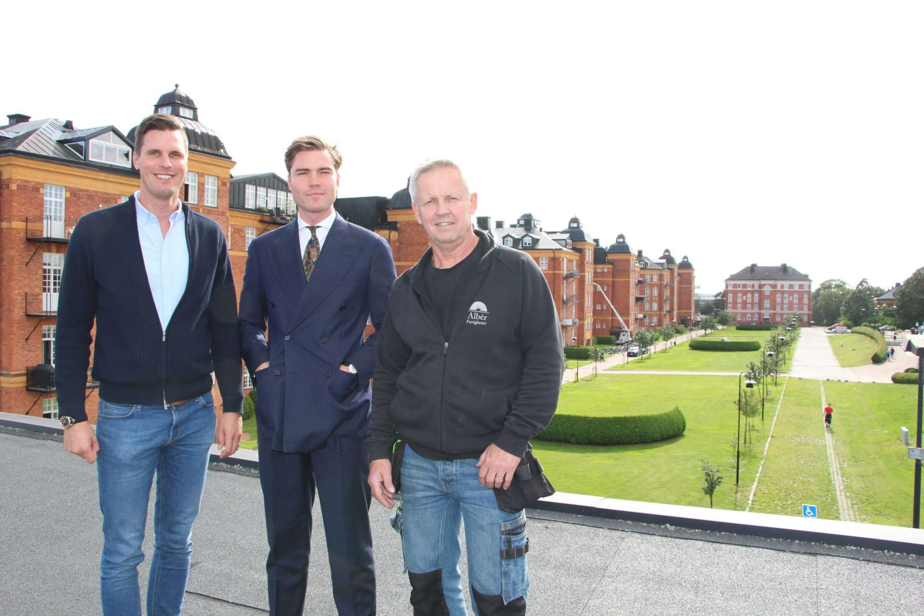 Albèr fastigheter planerar en stor utbyggnad av Kasernhöjden med nya bostäder och kontor. På bilden ses delägarna David Eriksson och Filip Eriksson samt byggchefen Torbjörn Hillerström.