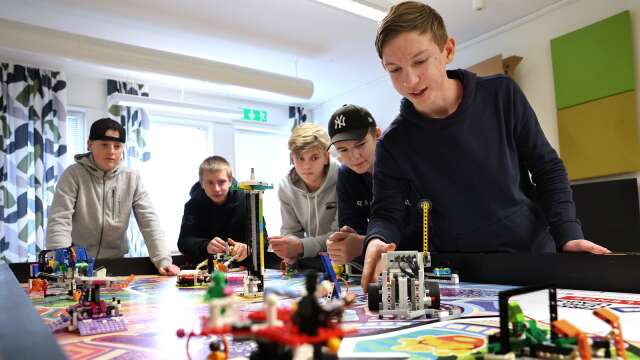 Några av eleverna från Dalängskolan som ska delta i skandinaviska finalen av tävlingen First Lego league.
