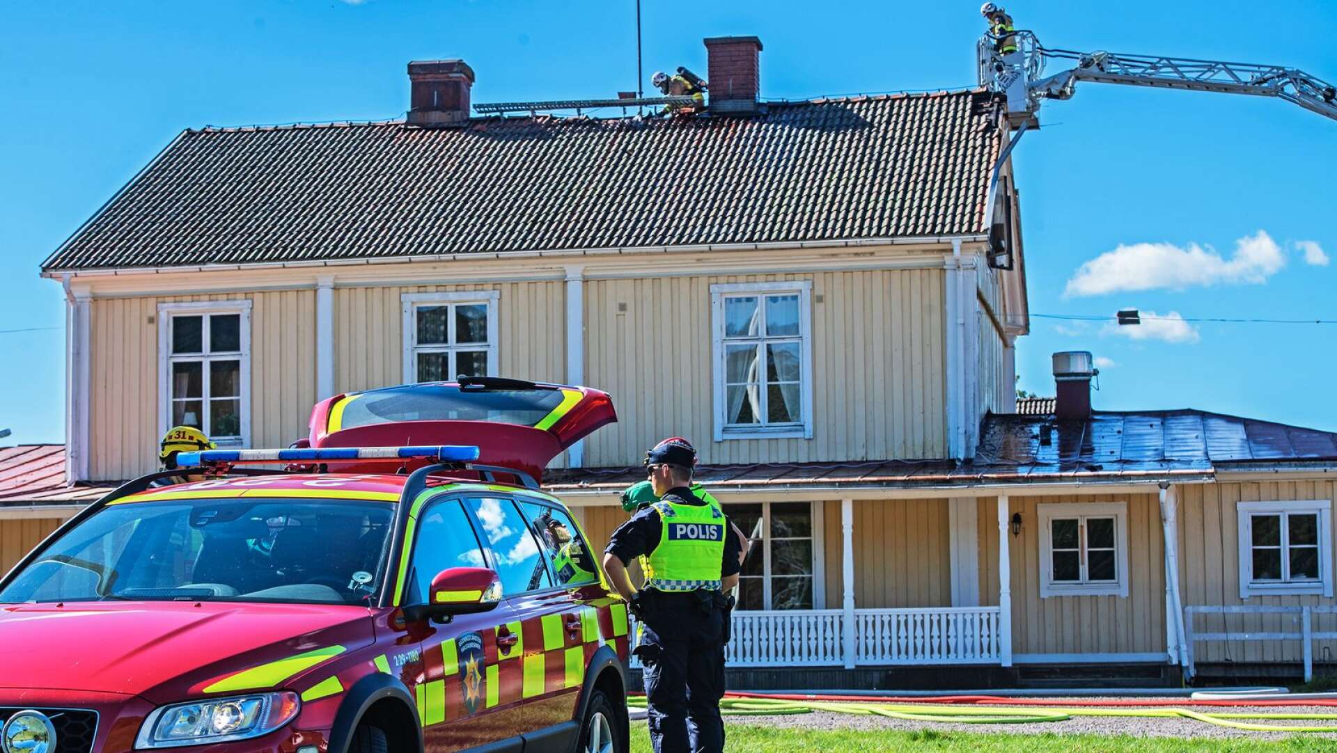 I söndags brann en ladugård ned till grunden, under tisdagen eldhärjades vinden på huvudbyggnaden vid Hällekils gård. Polisen utreder nu samtliga som mordbrand. 