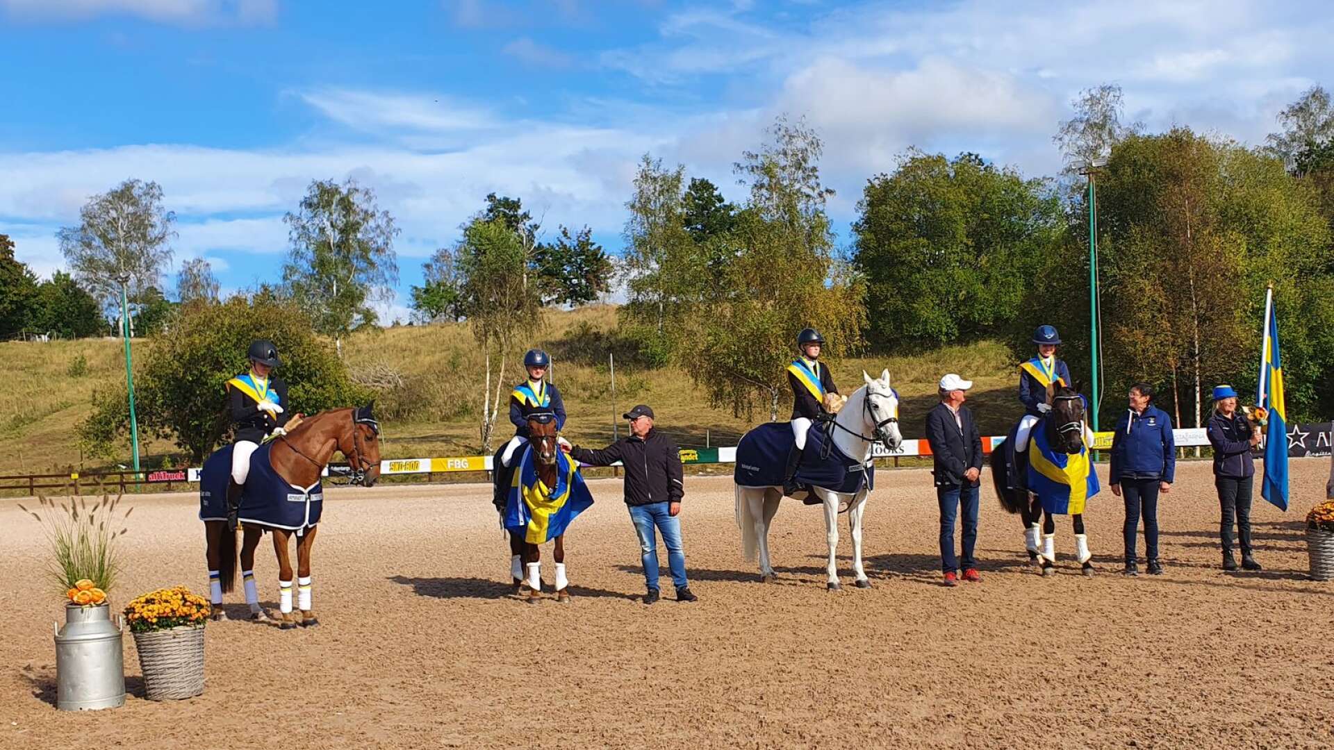 Här är Sveriges ponnyguldlag i NM, med värmländskan Ida Jansson på vita ponnyn i mitten.