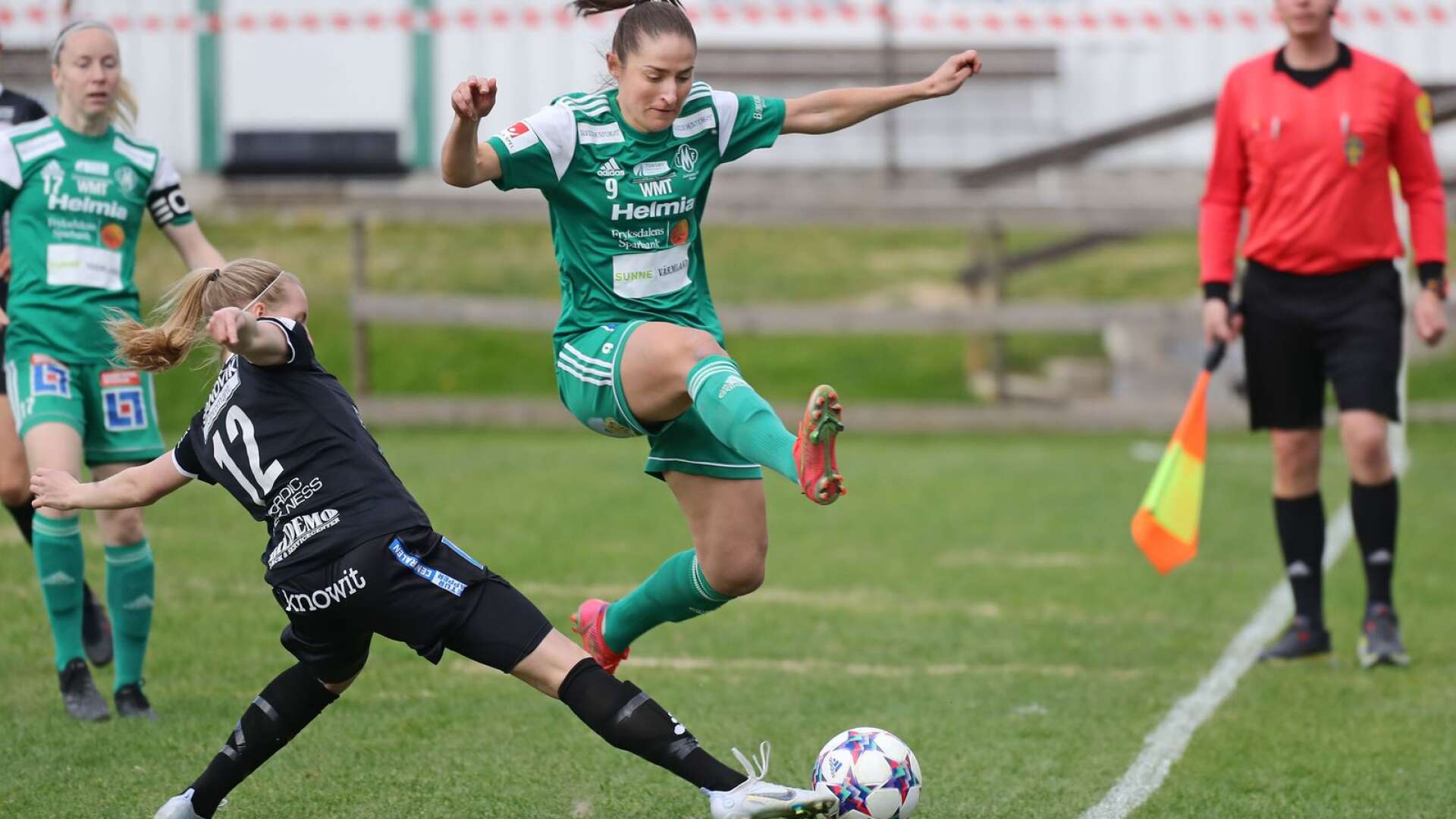 Lagkaptenen Irvina Bajramovic gjorde tre mål när Mallbacken vann borta mot Älvsjö med 4-1.