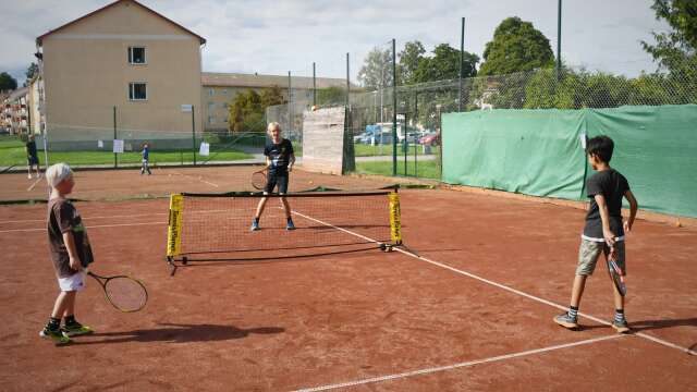 Minitennis, där flera lägre korta nät får plats på en tennisplan och där bollarna är mjuka och långsamstudsande, gör insteget till tennisen så mycket enklare.
