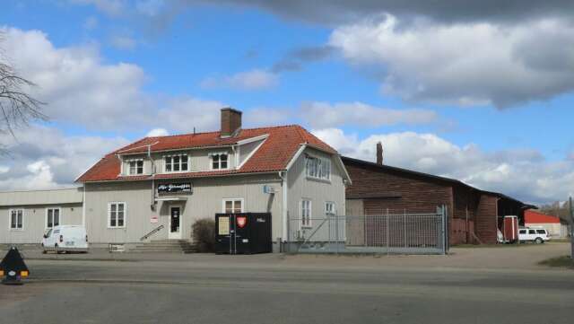 Kontorshuset för Törlings sågverk finns fortfarande kvar på industriområdet och inrymmer idag Hjo Järnaffär. Huset flyttades till sin nuvarande plats från kvarteret Brandmannen i slutet av 1960-talet. 