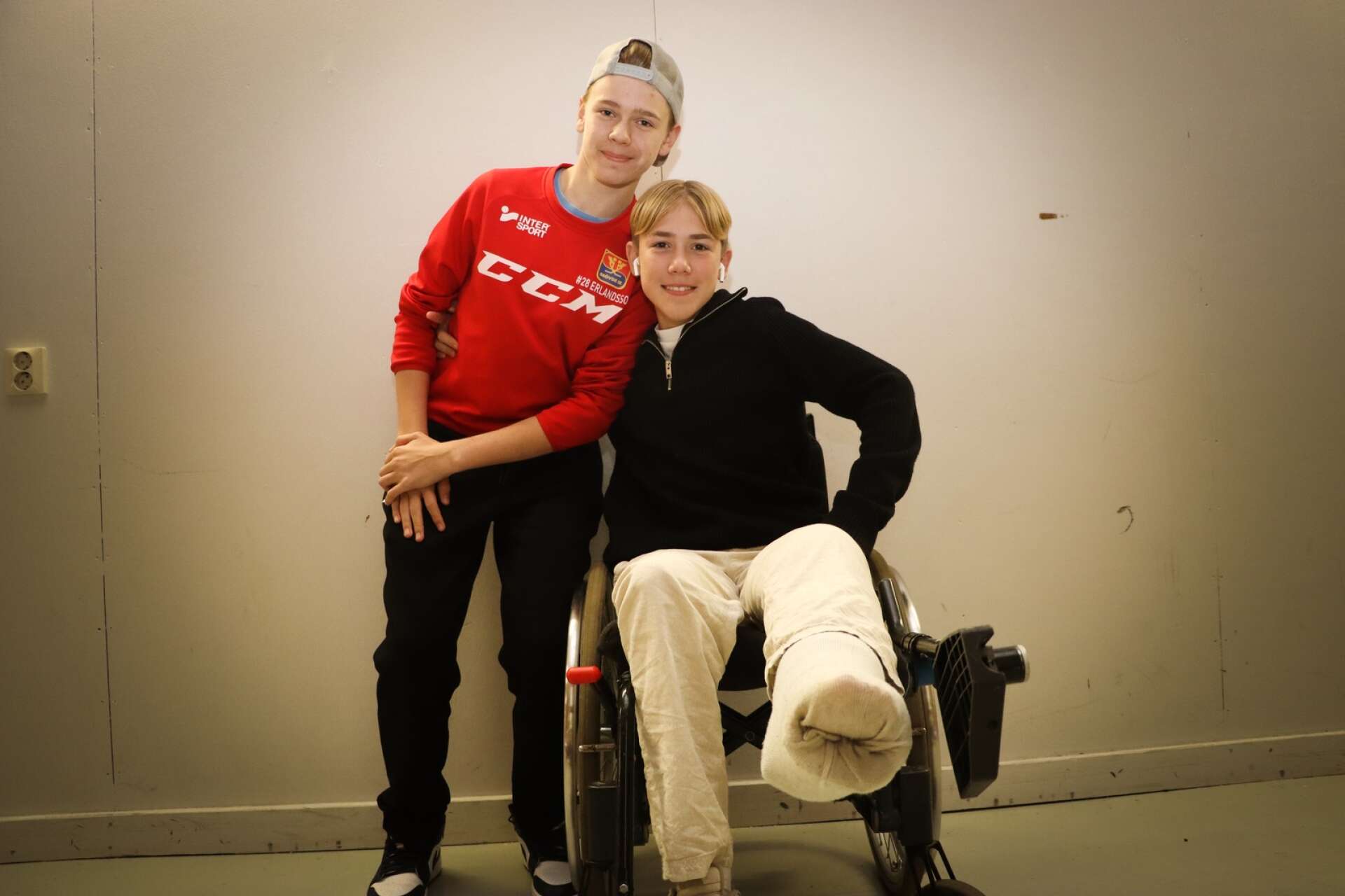 Edvin Erlandsson och sin, för tillfället, rullstolsburne vän Casper Eriksson. Casper lovar dock att det inte är en hockeyskada, en crossolycka gav gipset på benet, men det var inga ledsna miner för det!