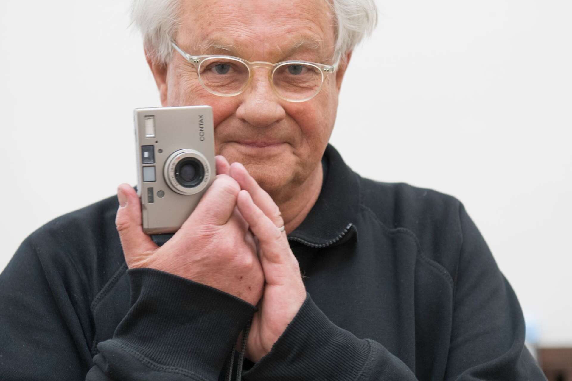 Fotografen Anders Petersen föddes i Solna 1944 och flyttade till Karlstad som 14-åring. Han har fått flera internationella priser och har gett ut flera böcker.