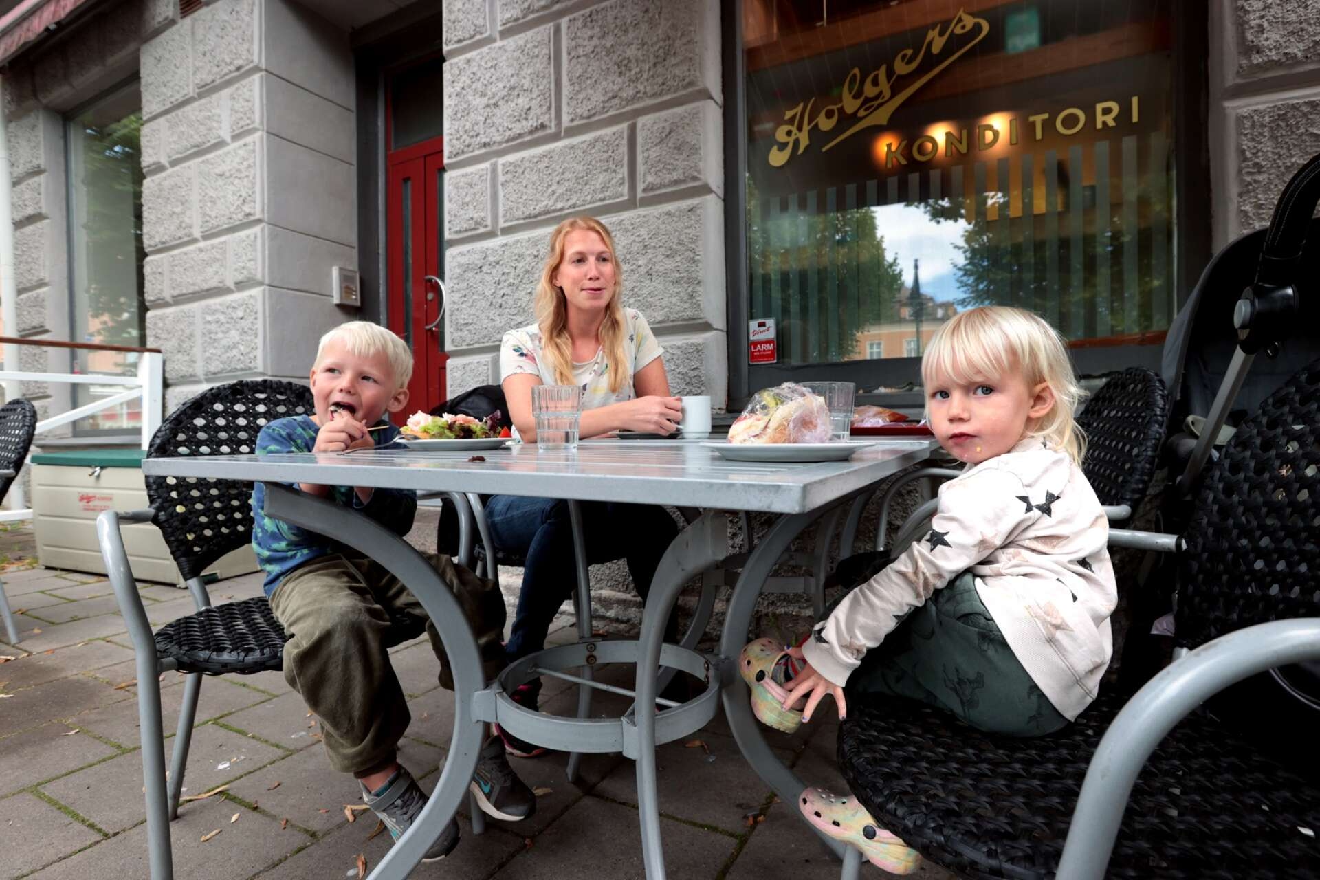 Linn Leicht, här med barnen Edvin och Ines, tror att det är mest äldre som kommer ihåg frasen om en kopp kaffe.