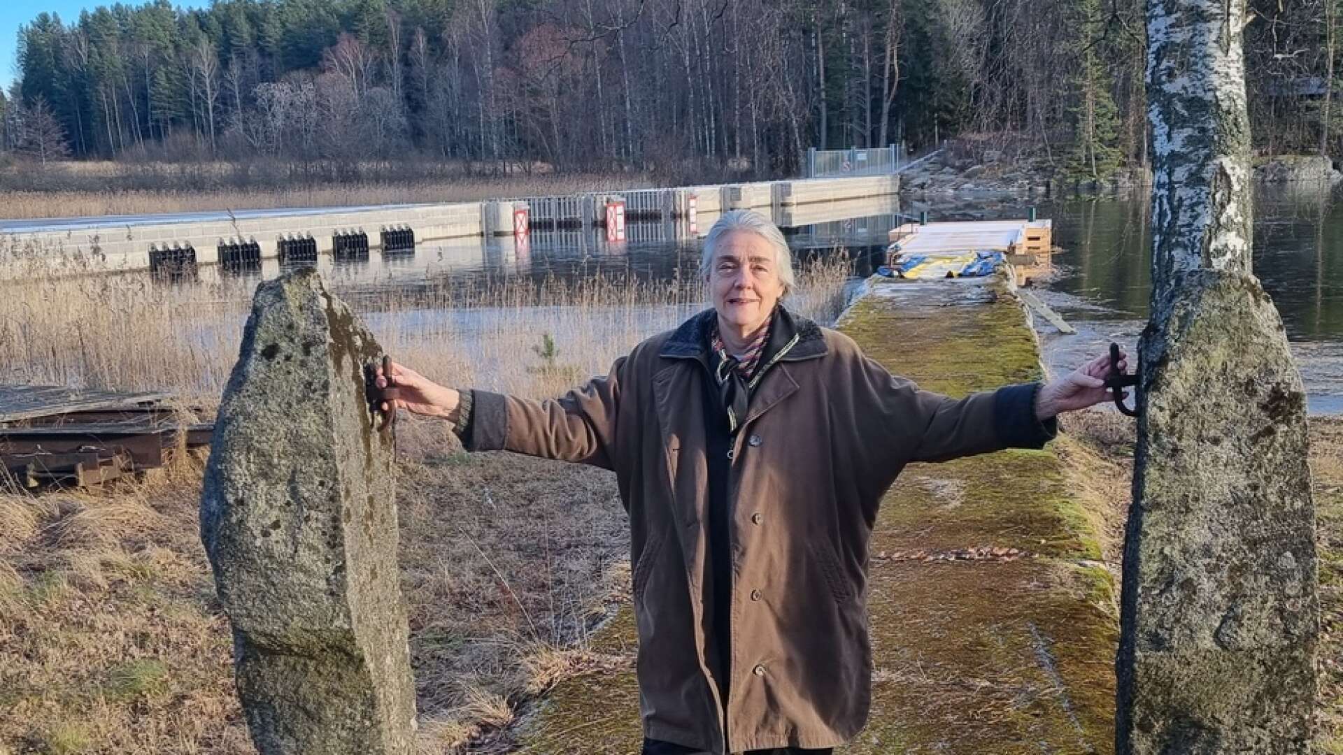 Närmaste grannen till översvämningsskyddet i sundet mellan Kyrkviken och Glafsfjorden, Irja Nilsson, berättar för första gången hur det är att bo nära skyddet samt om den långa handläggningstiden som föregick översvämningsskyddets tillkomst. Nu har också hennes anrika brygga iordningställts.