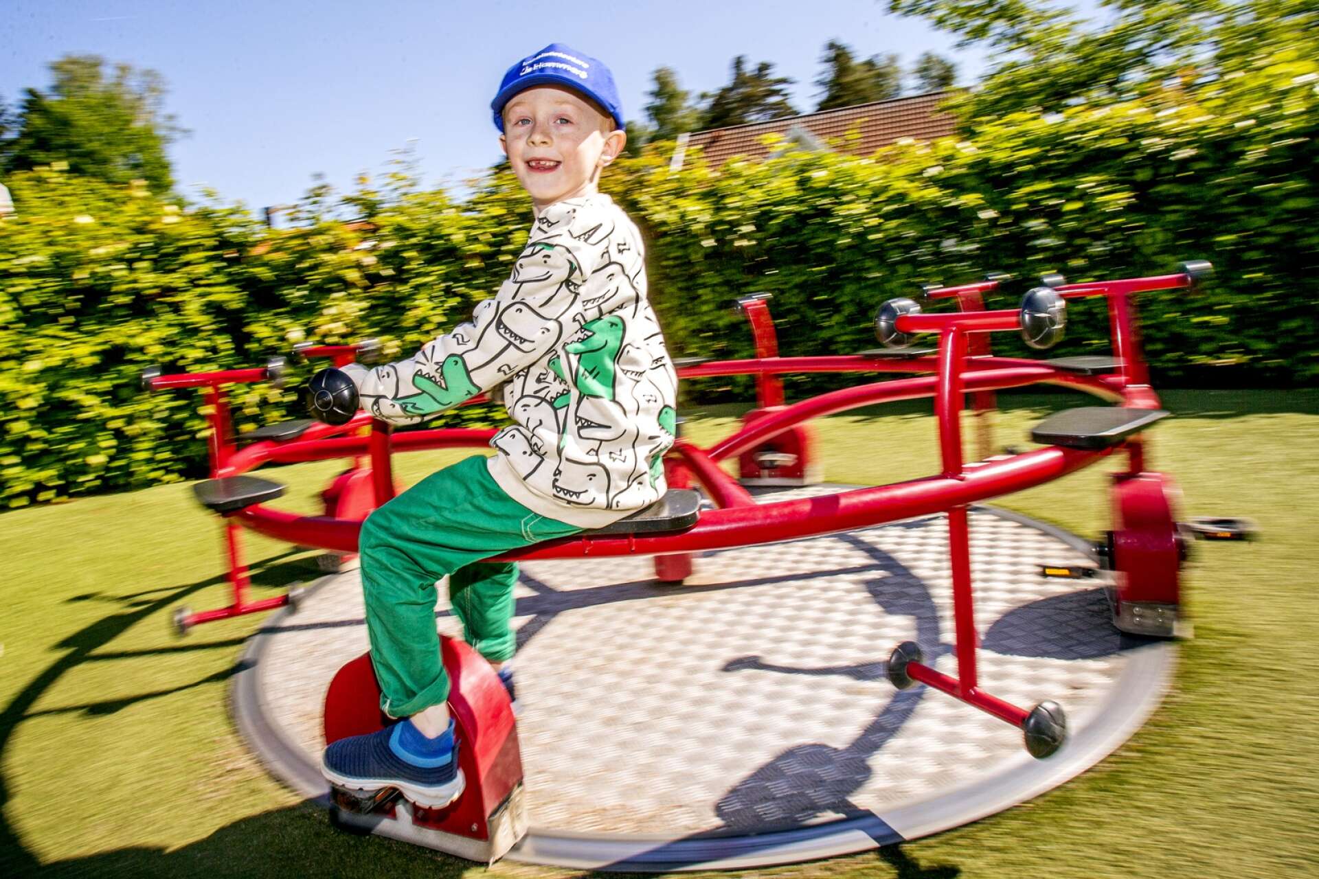 Nils Stjärnhem ska betygsätta Hammarö kommuns lekplatser under sommaren. Här testar han cykelkarusellen i Jonsbolsparken, som får fem fingrar.