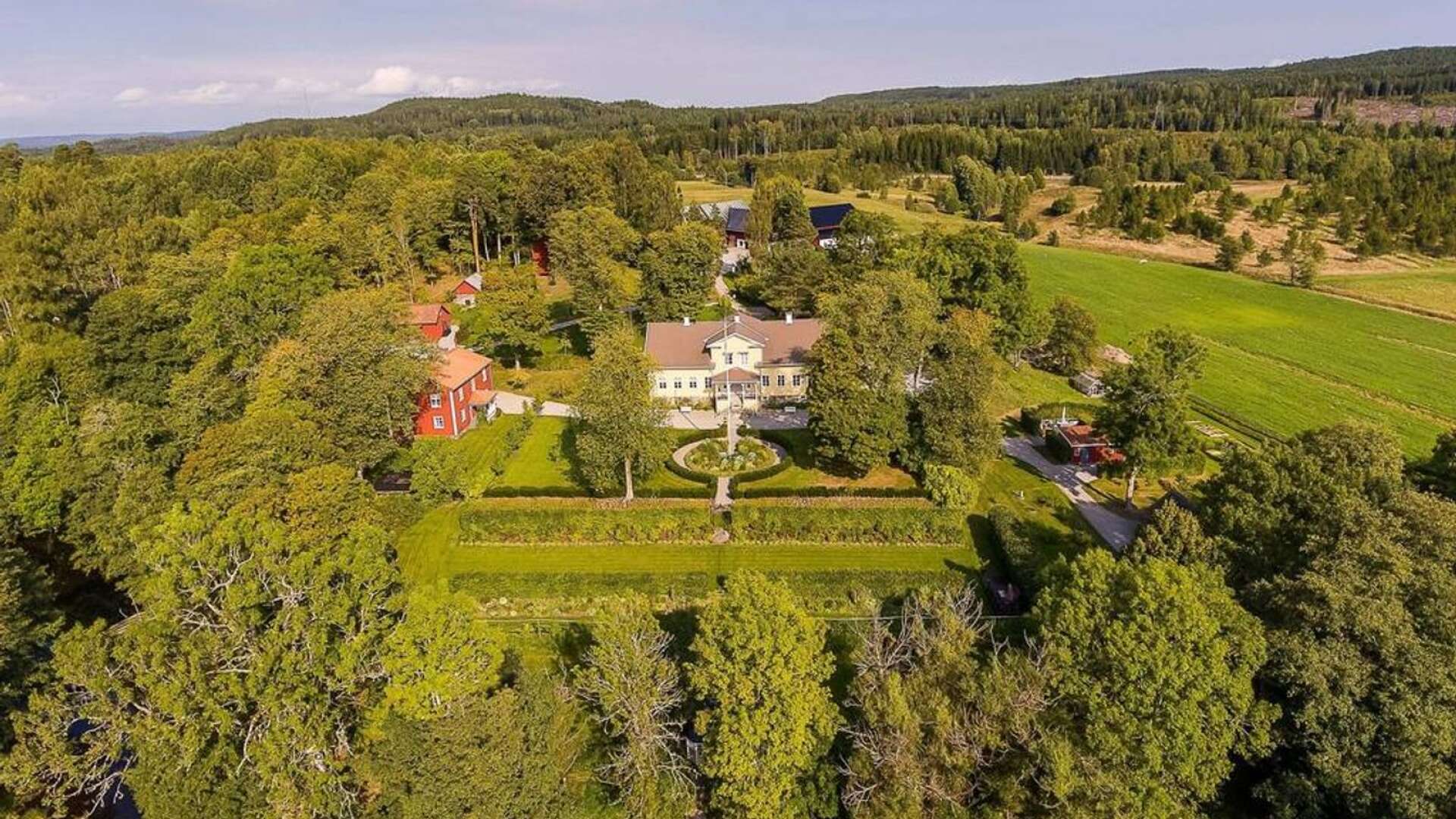 Anrika Brunsbergs herrgård utanför Arvika är till salu för 15 miljoner kronor.