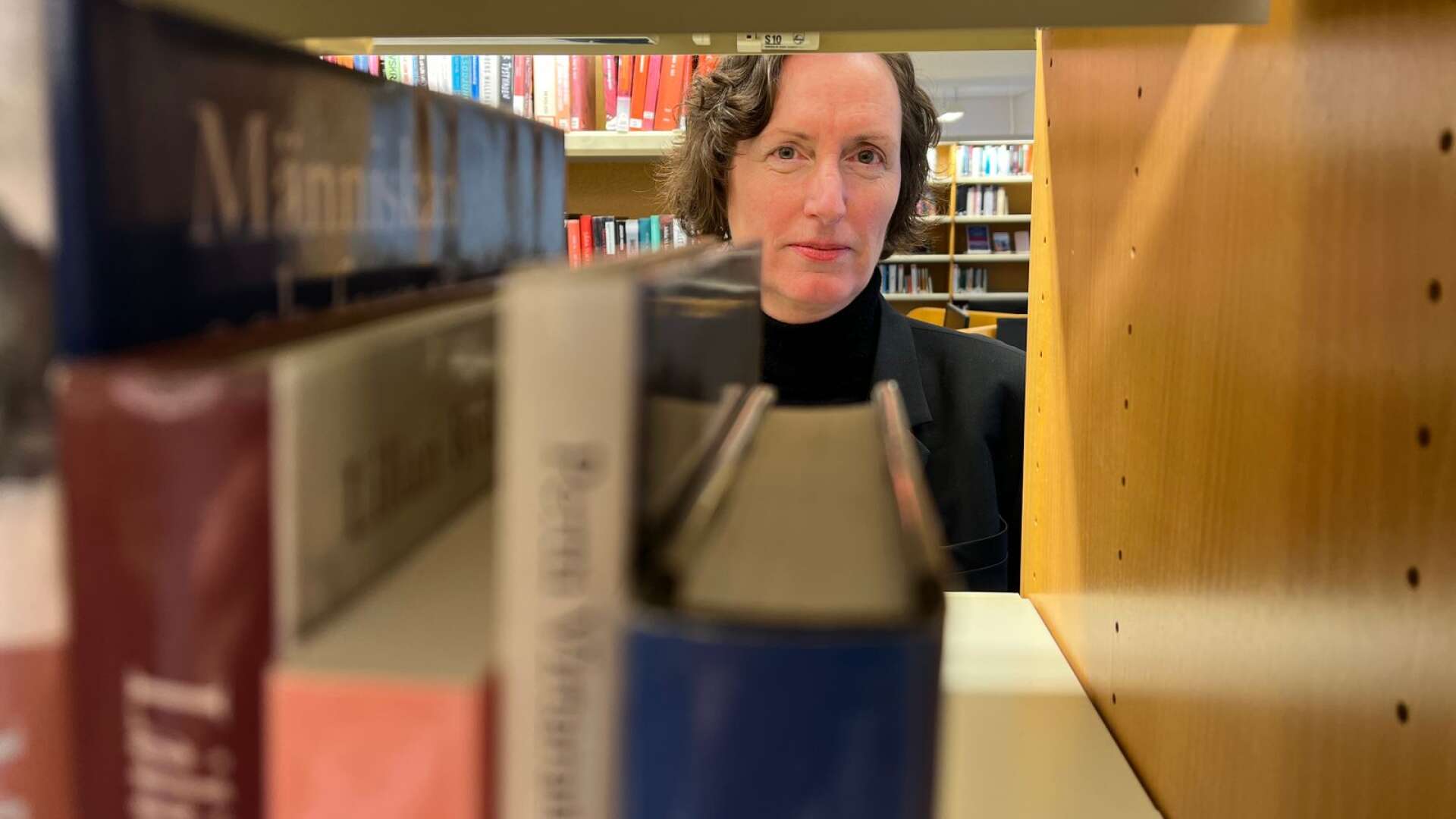 Annica Helgadotter är bibliotekschef i Karlskoga. Hon anser att bibliotekets roll i samhället blir allt viktigare.
