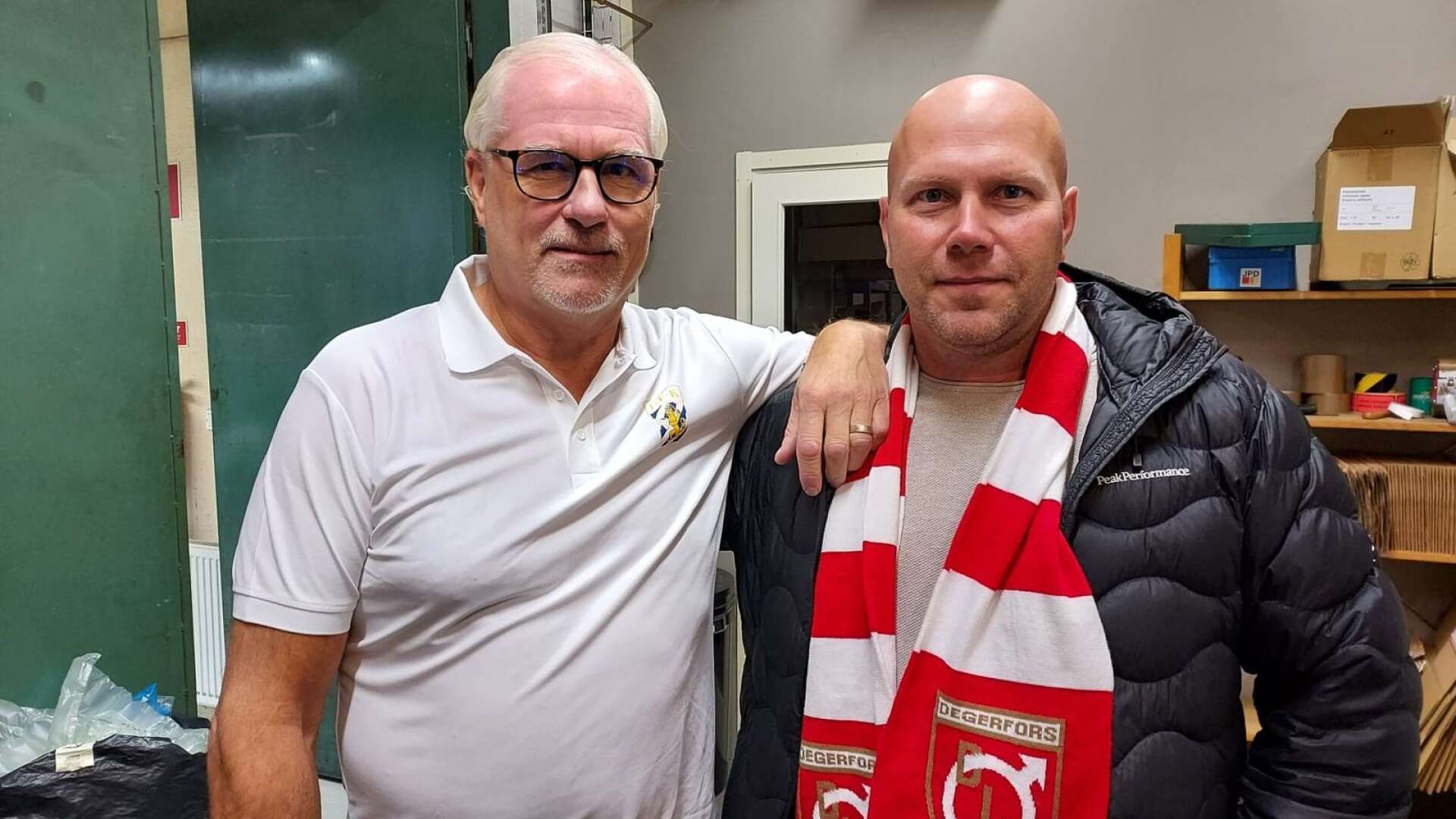 IFK Göteborg-supportern Glenn Hysén och Degerfors IF-supportern Erik Källiden under uppladdningen på Karlskoga Kalibreringsteknik.
