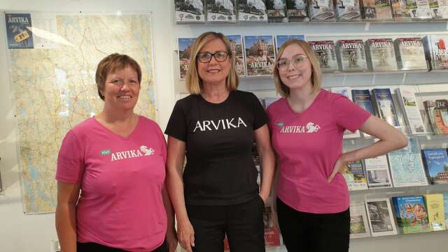 Från vänster: Stephanie Dellman, Eva Aasum och Louise Johansson på Arvika turistbyrå.
