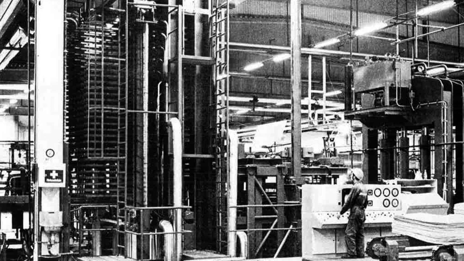 Fjellmans press - en av de första svenska maskinerna, tillverkad i Mariestad. Pressen har funnits kvar i fabriken sedan start, men har moderniserats under åren.
