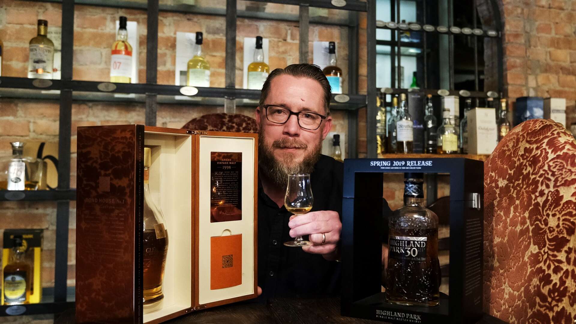 Richard Olsson är ansvarig för Kronans whiskysamling och det är en roll han trivs med.