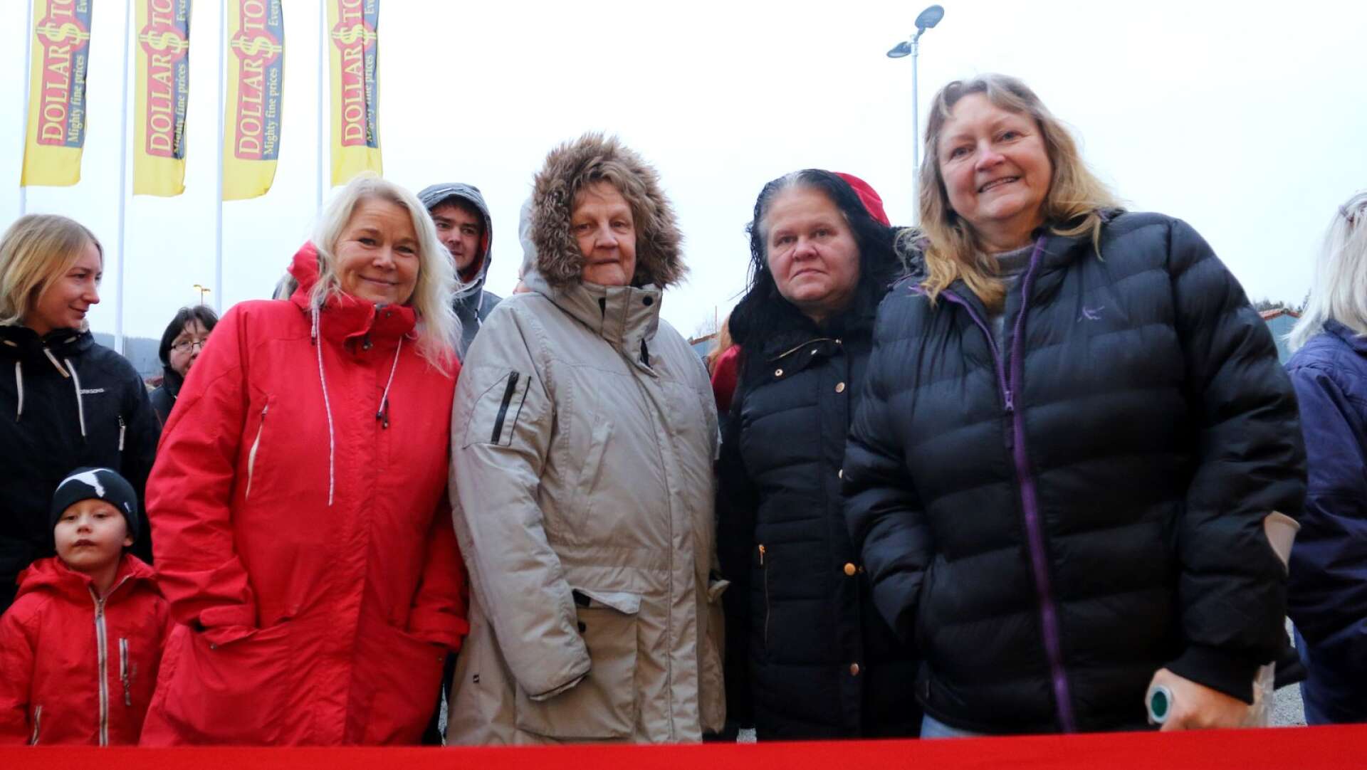 Elisabeth Jonsson, Pia Törnkvist, Maria Llapashtica och Carina Burman Frödén var först på plats när Dollarstore öppnade i Hagfors, det är kedjans 98:e butik i landet och den hundrade öppnade också på fredagen, i Nässjö.