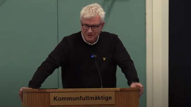 Lennart Fräjdin (L) tycker att kommunen bör se över sina overheadkostnader och banta ner på administrativ personal.