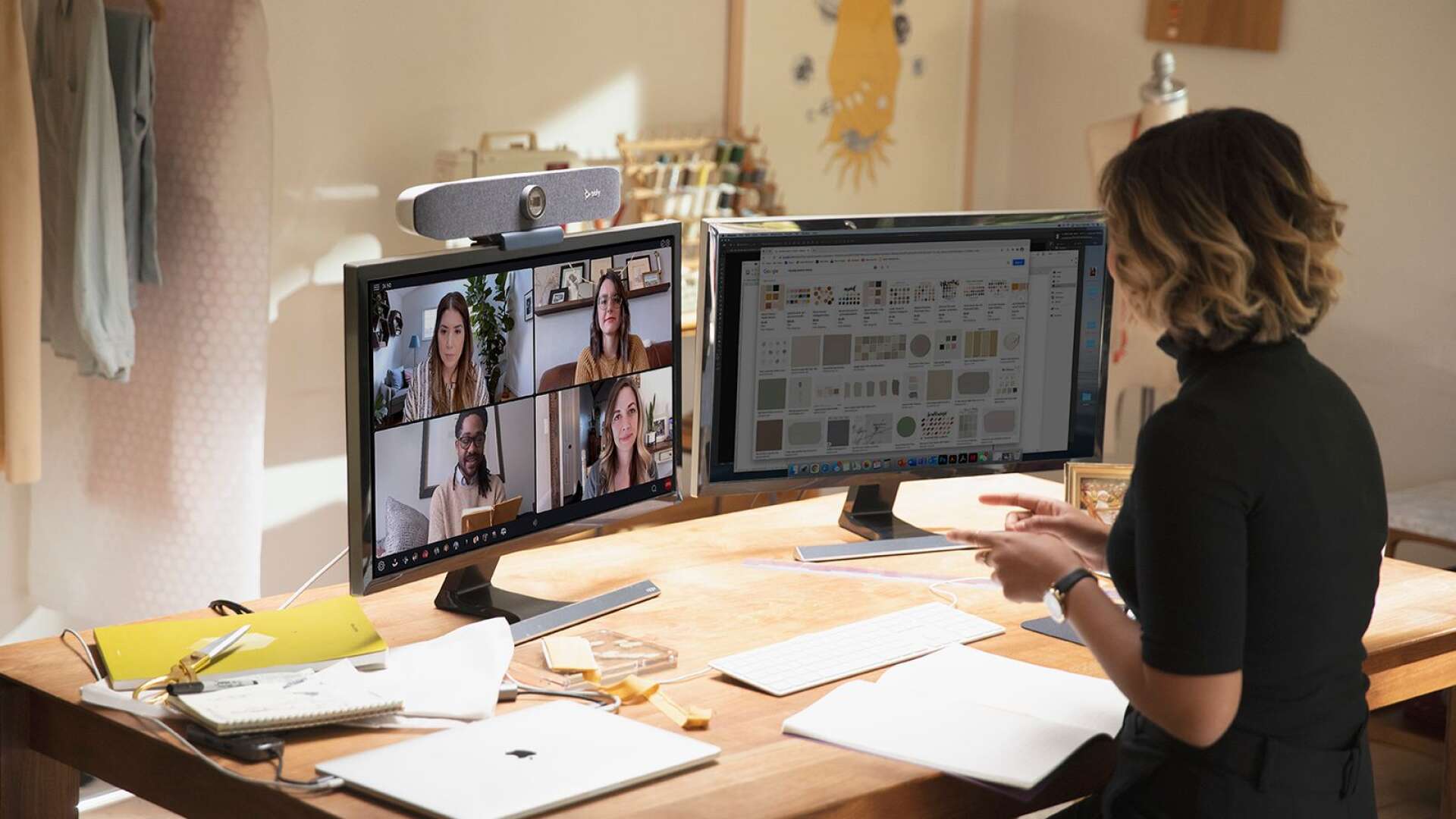 När medarbetarna flyttar sina arbetsplatser till köksbordet lämnas proffstekniken för videokonferenser kvar på kontoret trots att behovet av digitala möten ökar, skriver Paul Clark.