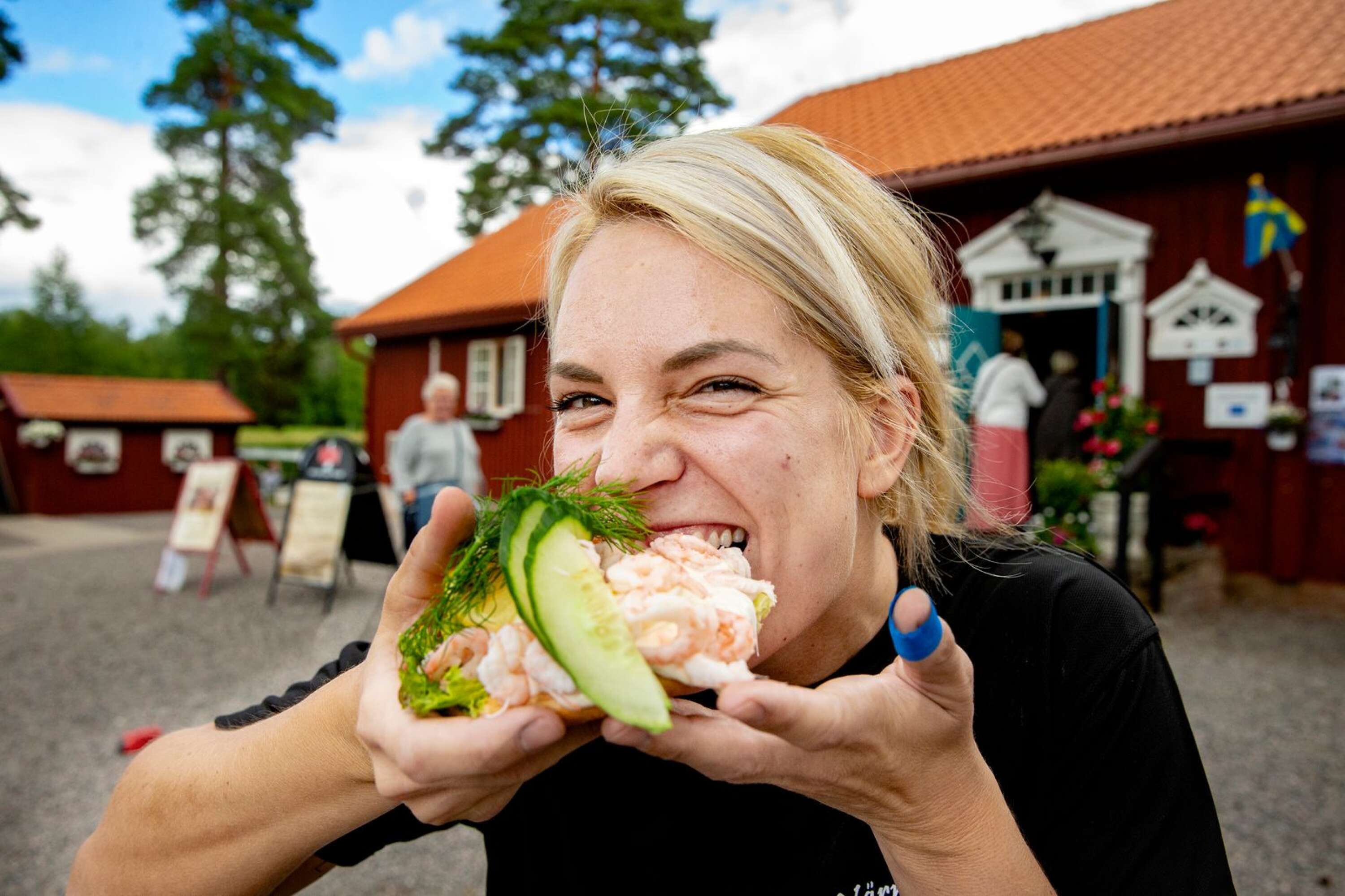 Cattis Sundling är delägare av framgångssagan Värmskogs café. När coronaviruset nådde Sverige var hon orolig att ingen skulle komma till kaféet, men besökarna verkar sukta efter räkmackorna lika mycket som tidigare år.