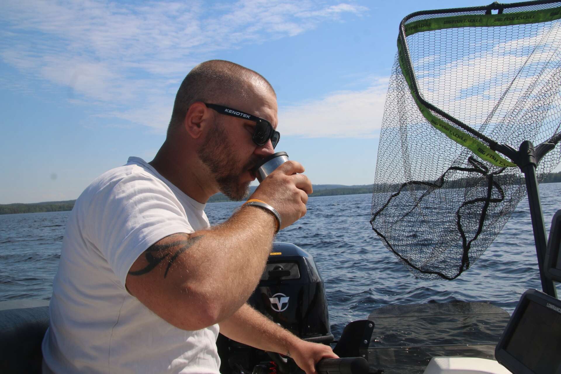 Om fisken inte skulle vara superintresserad av att nappa för stunden brukar Pierre Göransson ta till ett knep. Han försöker då att njuta av en kopp kaffe - för när han gör det brukar fisken ofta ställa sig precis under båten, enligt ekolodet.