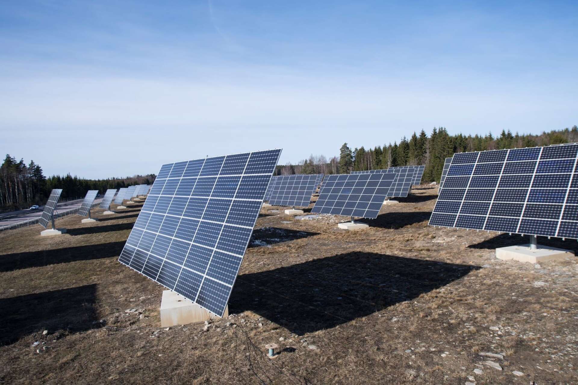 Två solcellsanläggningar planerar Karlstads energi att anlägga, en i Älvenäs och en vid Karlstads flygplats. Bilden visar en solcellspark utanför Västerås.