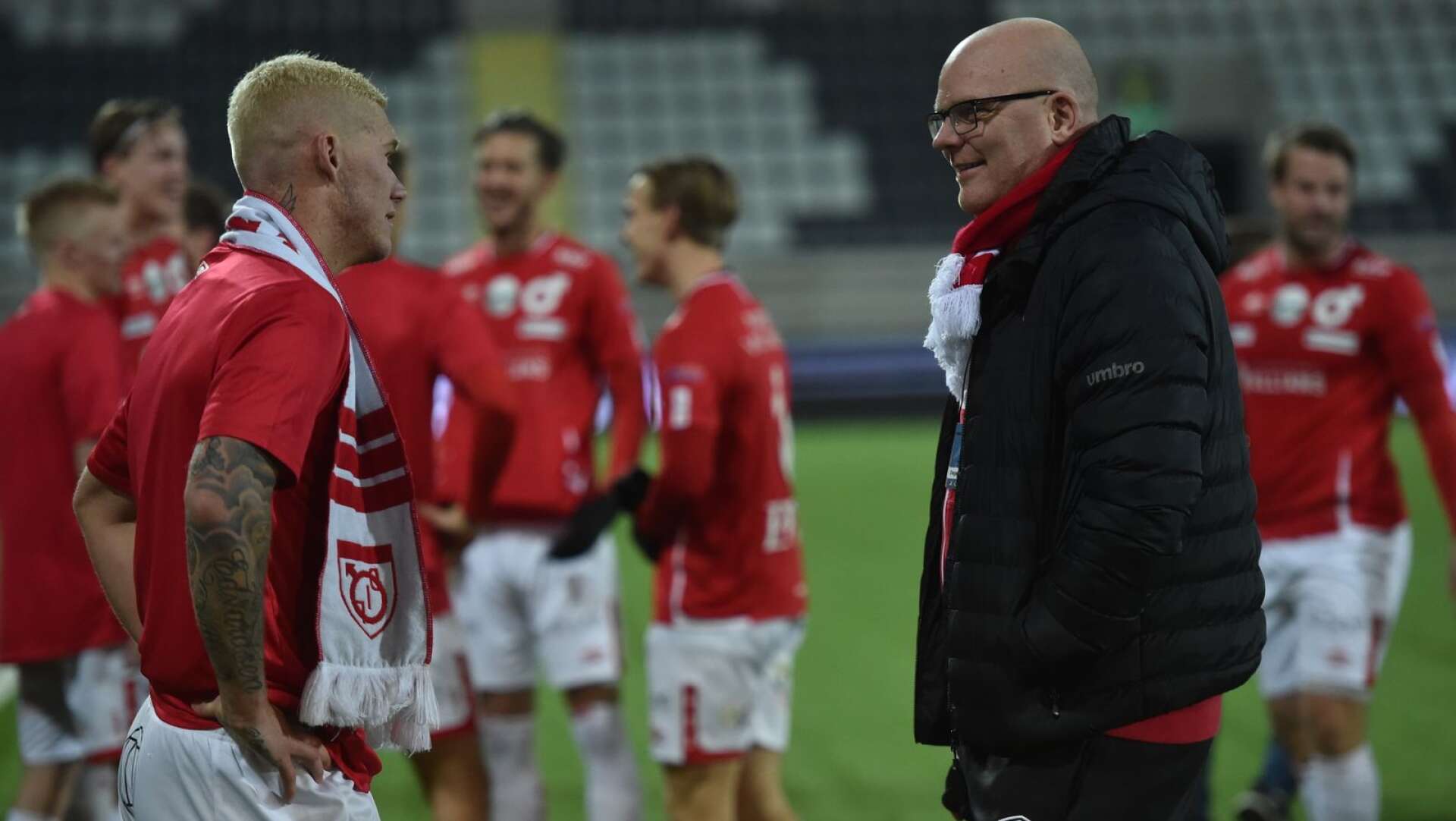 Patrik Werner i samtal med Victor Edvardsen efter matchen.
