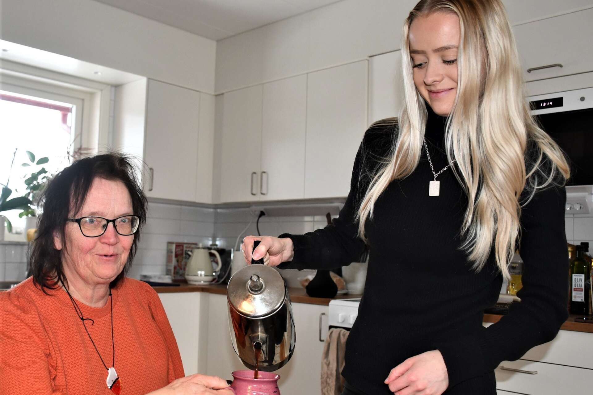 Sandra Johansson häller upp kaffe åt mamma Lilian Johansson.