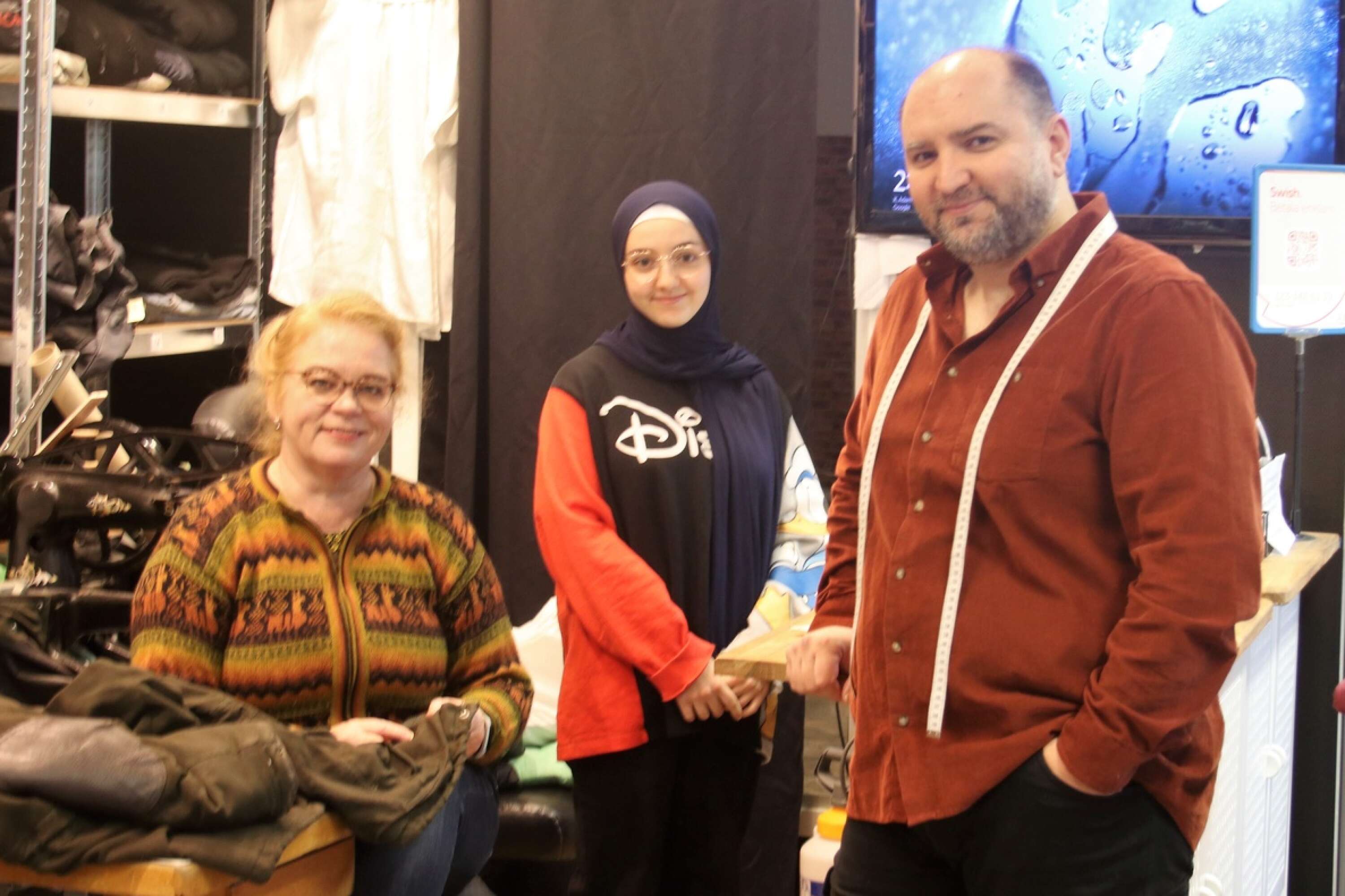 Katarina Bergman Olivares, Najwa Nana och Ahmad Nana har en hel del att göra i centrumbutiken Åmåls skräddare.