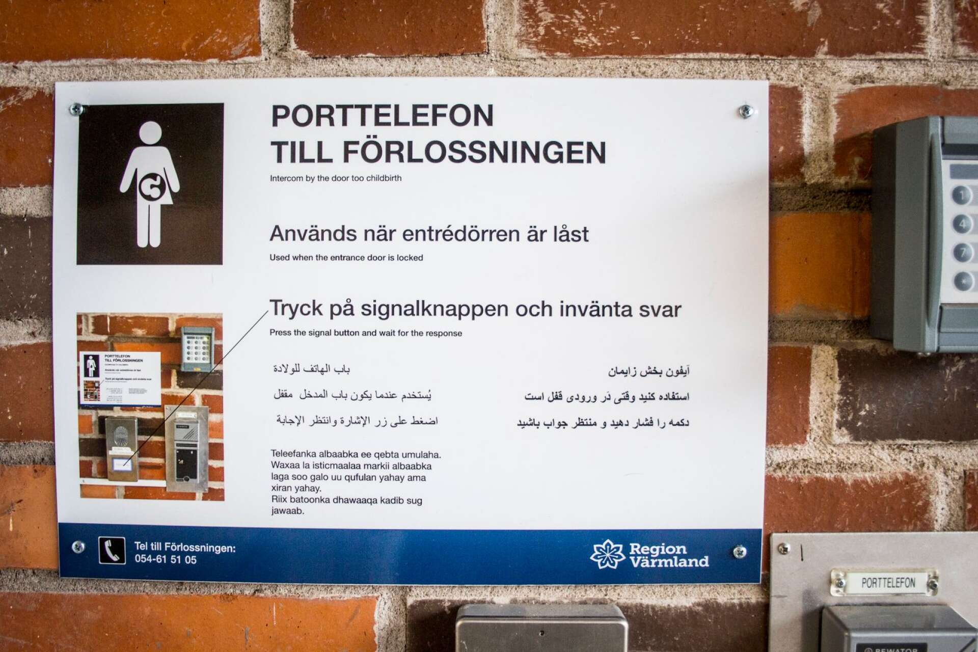 Flerspråkig skylt utanför förlossningen vid Centralsjukhuset i Karlstad. 