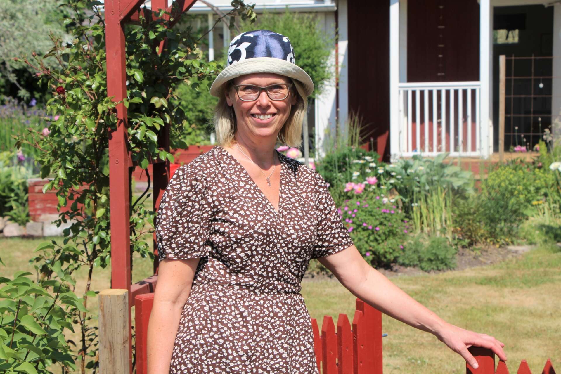 Ulrika Almgren har en kolonilott vid Västeräng och njuter för fullt. Grinden har hennes morbror Staffan i Skagersvik tillverkat.