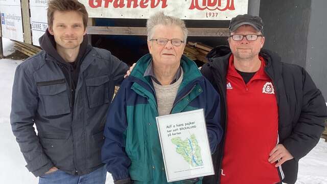 
Alf Larsson tillsammans med sönerna Stefan (till vänster) och Thomas (till höger) har tilldelats Granhyddans vänners diplom, för att de satt Bäckalund på kartan”.
