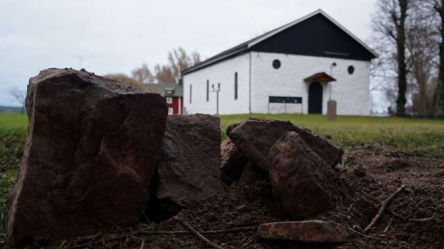 Håkan Sandberg skulle vilja se en ny minnessten utanför Gamla kyrkan, för att påminna om om alla gravstenar som tagits bort.                   