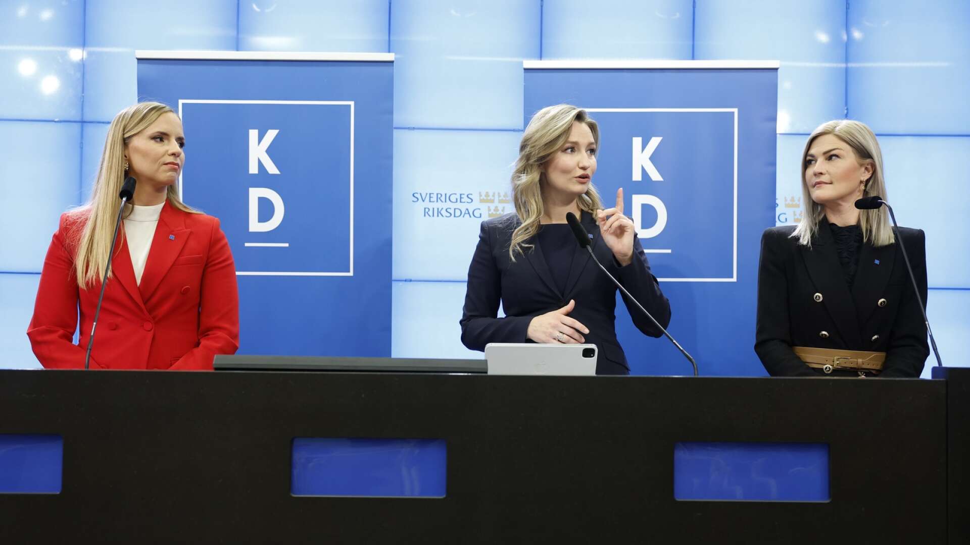 Kristdemokraternas partiledare Ebba Busch (i mitten) i samband med presentationen av partiets två toppkandidater till Europaparlamentsvalet, Sara Skyttedal och Ella Kardemark.