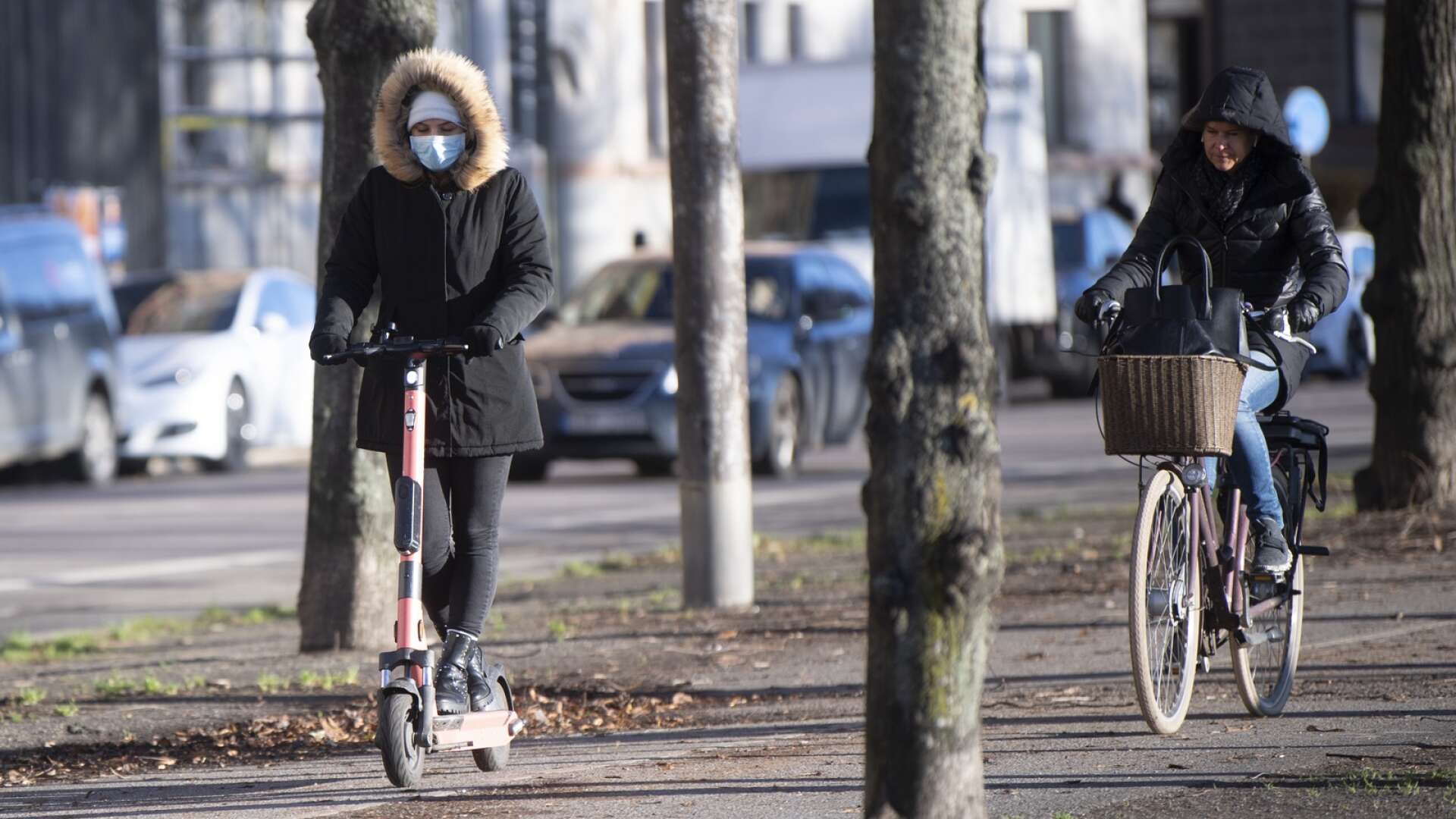 Genrebild: Elsparkcykel och cykel. 