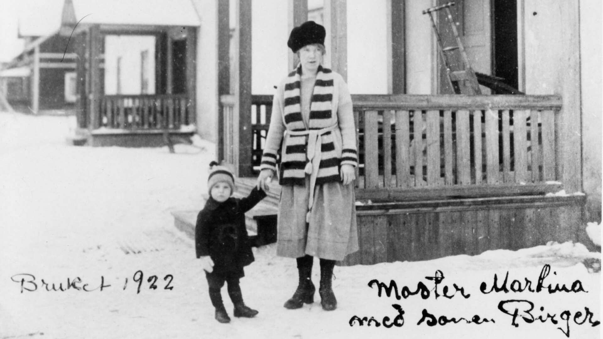 Moster Martina med sonen Birger vid bostäderna på bruket 1922.