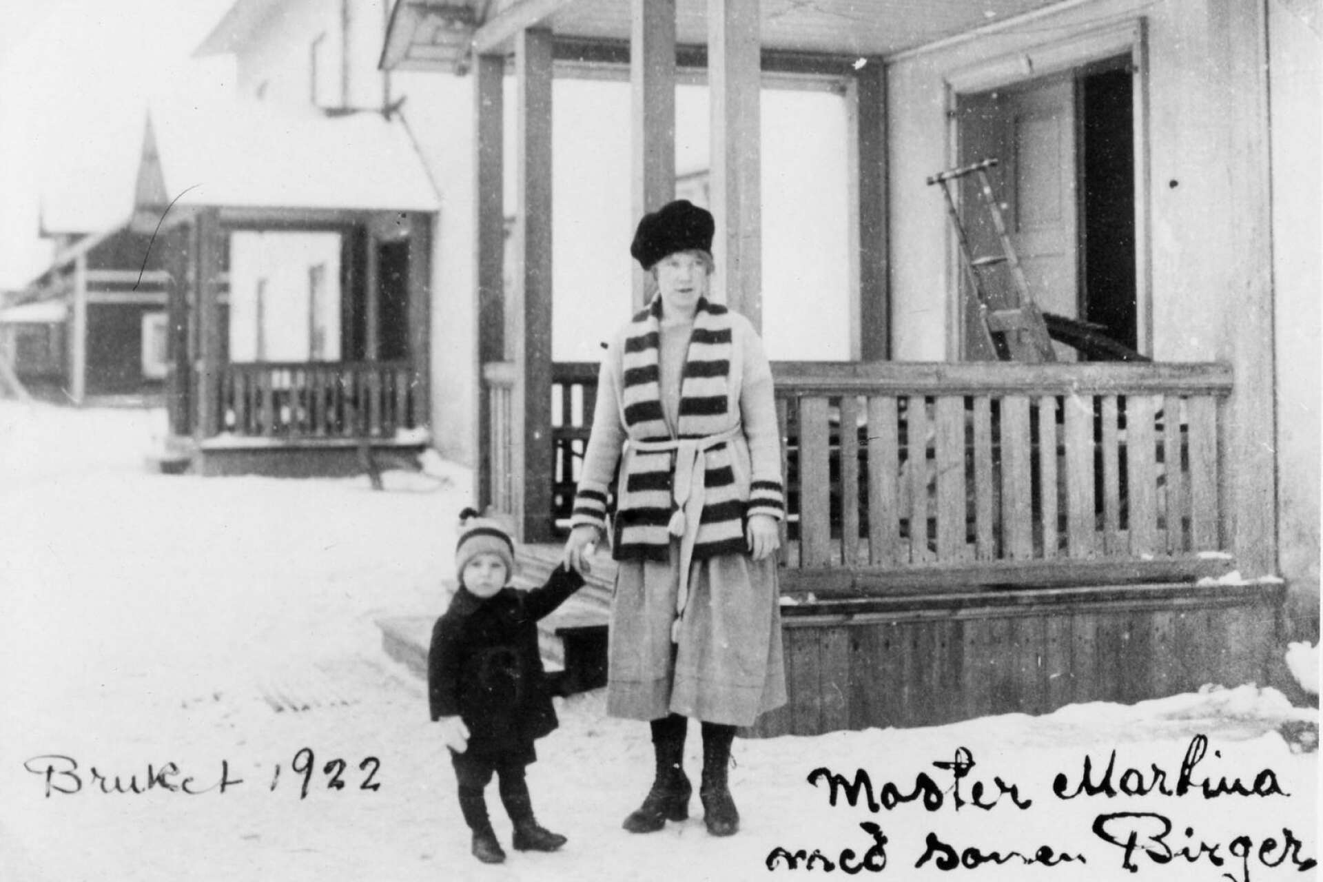 Moster Martina med sonen Birger vid bostäderna på bruket 1922.