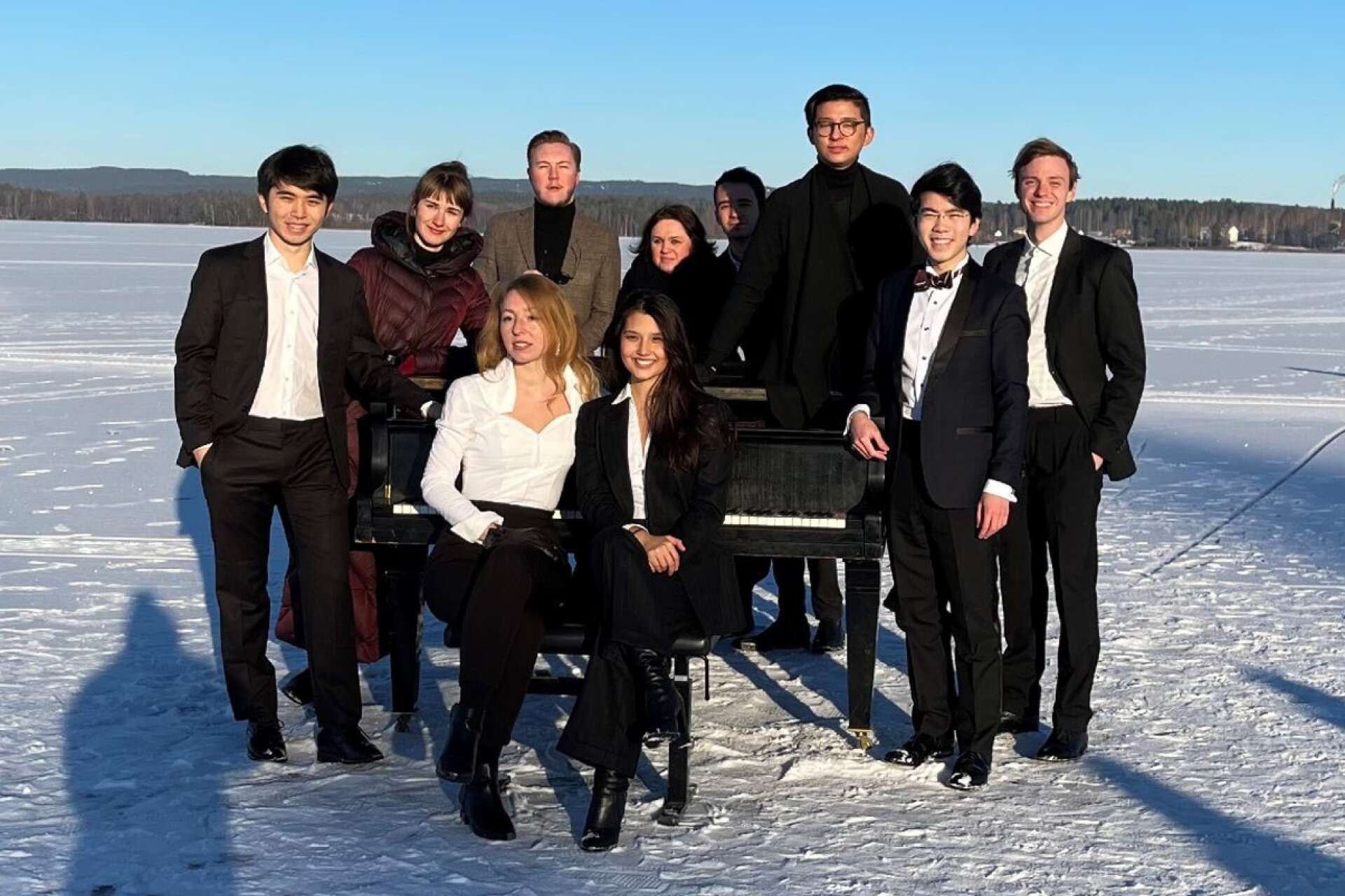 Artisterna från projektet Ingesund Piano Center utgör en stor del av årets upplaga av Glafsfjordens musikfestival. Bilden är tagen förra vintern när några av studenterna spelade en konsert mitt på Kyrkviken.