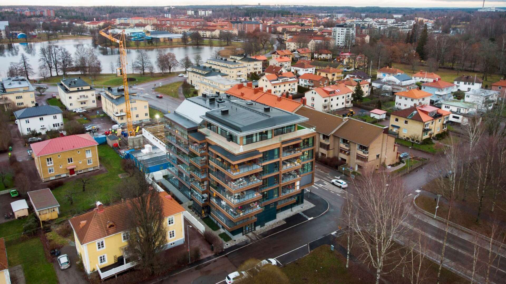 Bostadsbyggandet är fortfarande högt i Karlstad, men fastighetsägandet koncentreras allt mer till större bolag. Här ses Karlstadhus nybygge vid korsningen Brogatan/Bjurbäcksgatan i Karlstad samt KBAB:s bygge på tomten intill.