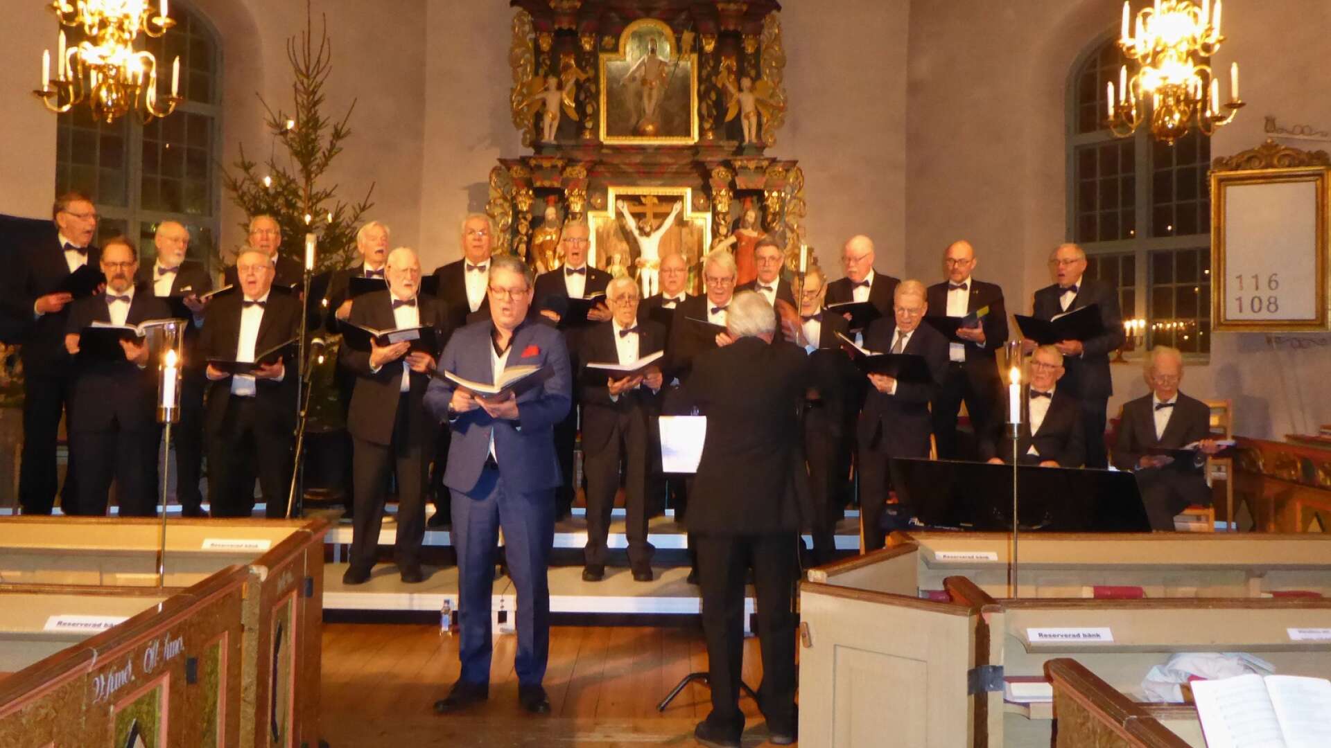 Iriskören framförde julmusik i Mikaelikyrkan