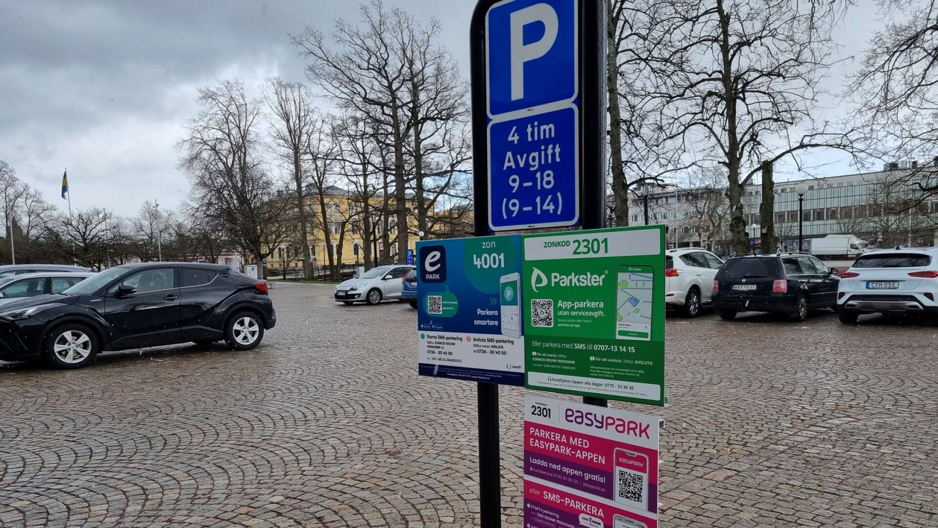 På Norra Torget kan man parkera upp till fyra timmar och betalning sker via olika appar.