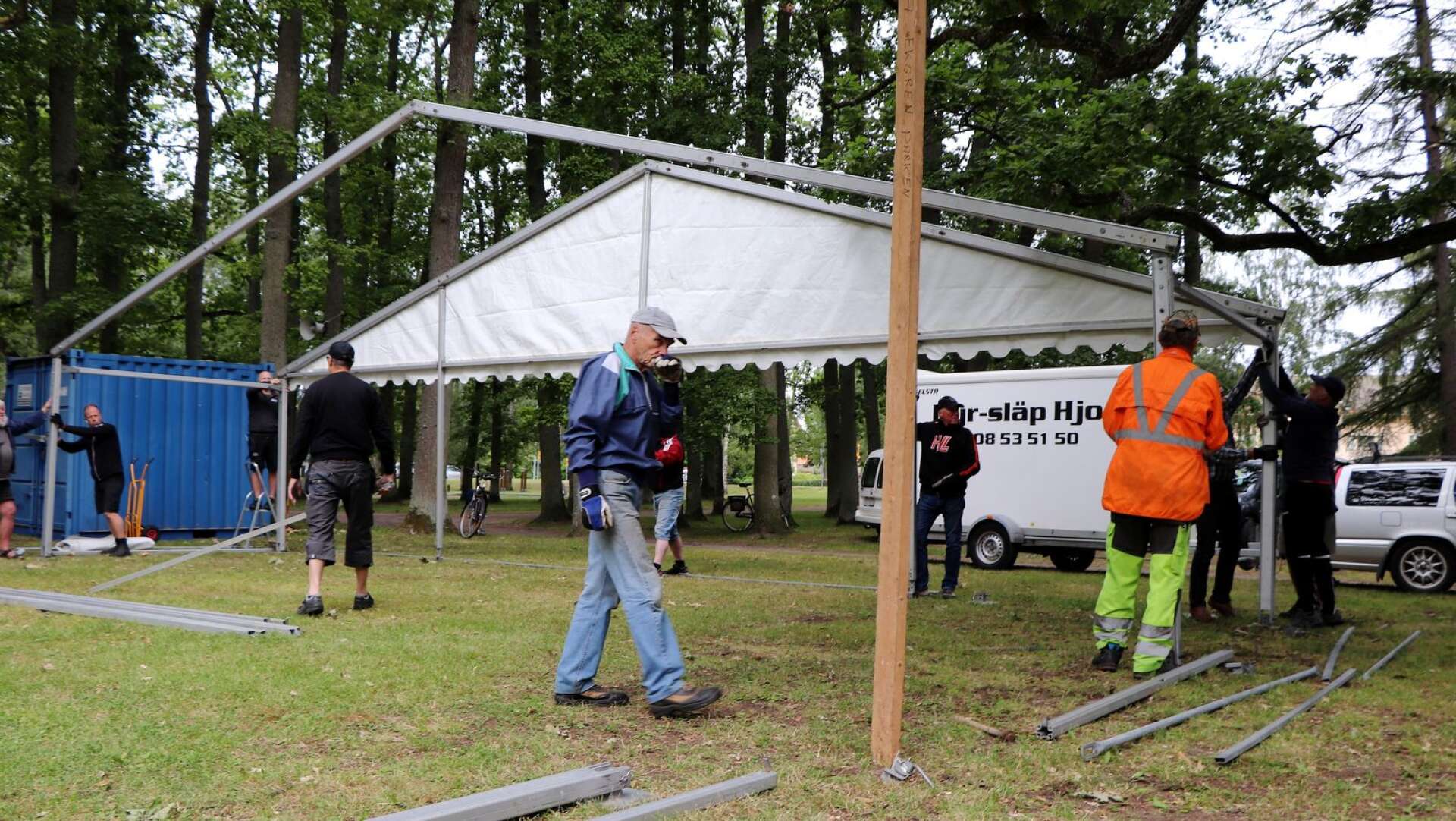 Redan i tisdags började man bygga upp de stora tälten inför Slöjdmässan.