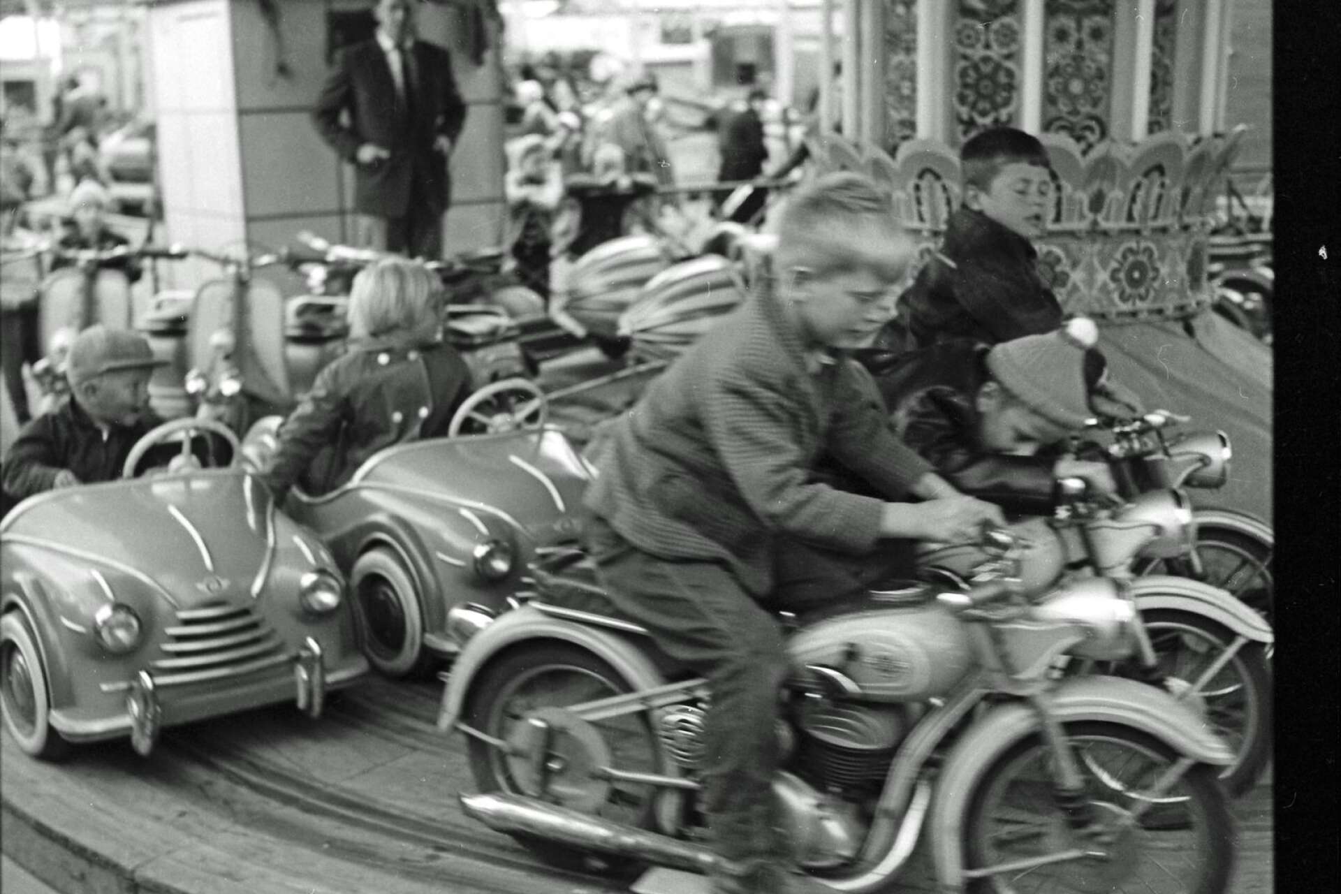 Det var mycket att provåka när tivolit kom till Nytorget. Bilden är från 1957. Motorcyklar på karusellen lockade förstås lite extra.