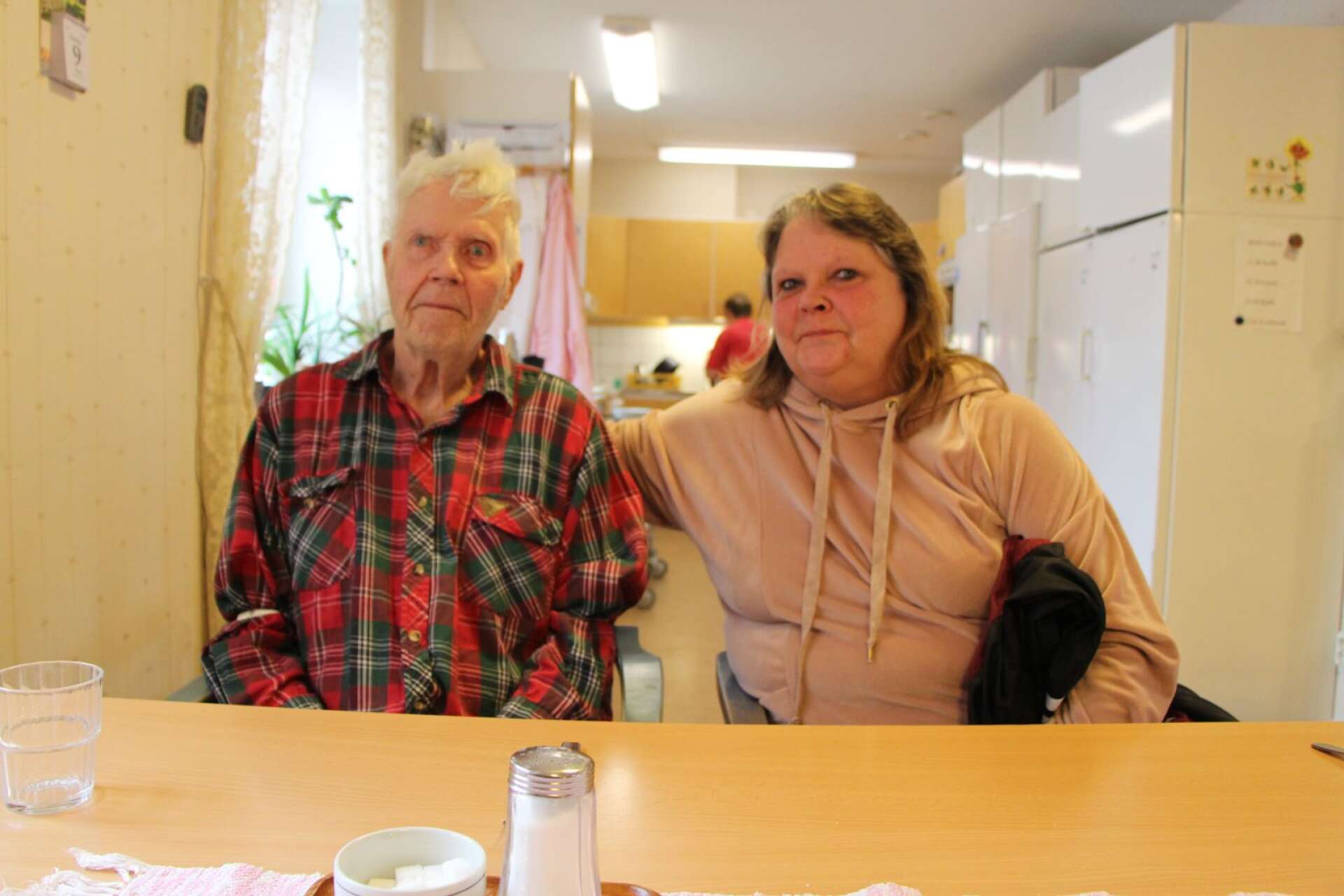 I två år har Karl Eriksson, 91 år, bott på Finnskogahemmets särskilda boende. Dottern Mia Eriksson bor i Medskogen och det är nära för henne att komma och hälsa på.