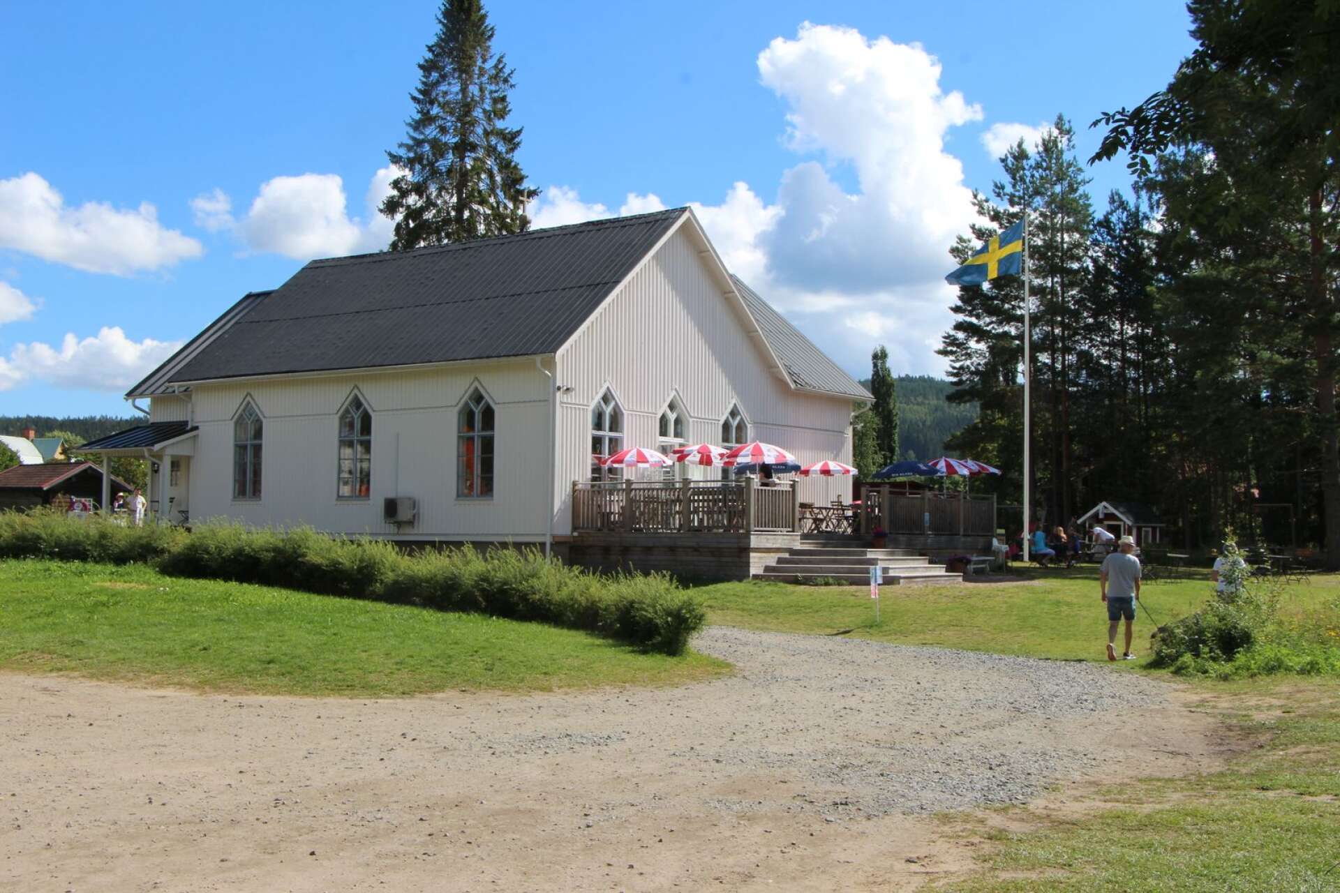 Mormors glasscafé ligger i det gamla missionshuset i Lysvik, intill Övre Frykens östra strand.