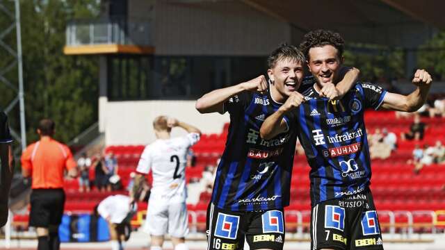 Samuel Nielsen, till vänster, gjorde det matchavgörande målet till 2–0 när Karlstad med Moustafa Benshi vann hemma mot Dalkurd.