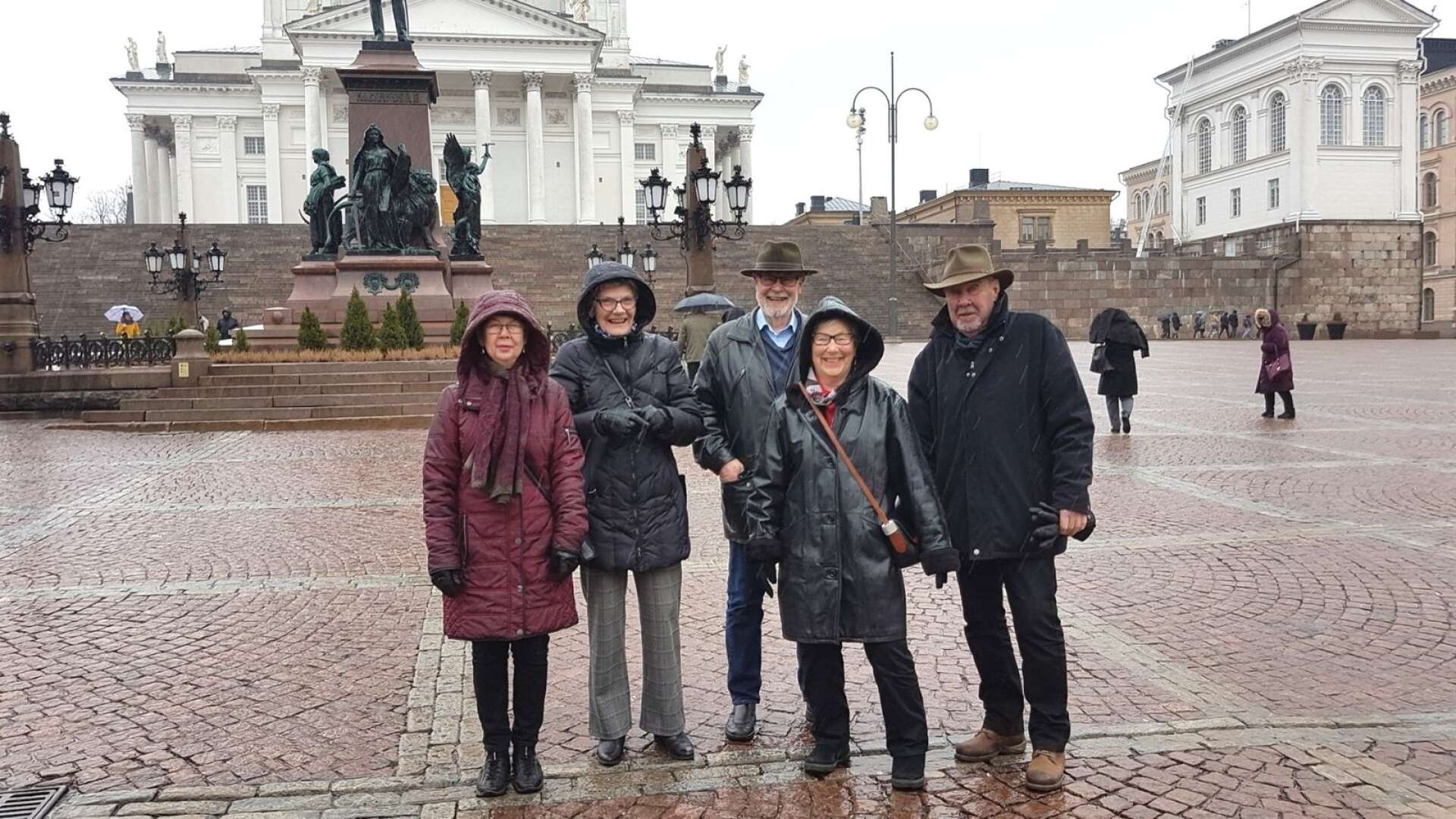 Detta glada gäng är delar av den busslast resenärer från Åmål som för ett par veckor sen besökte Finlands huvudstad Helsingfors. Från vänster Margit Andersson, Christina Gråsjö, Matts Jansson, Ulla Jansson och Bo Andersson. 
