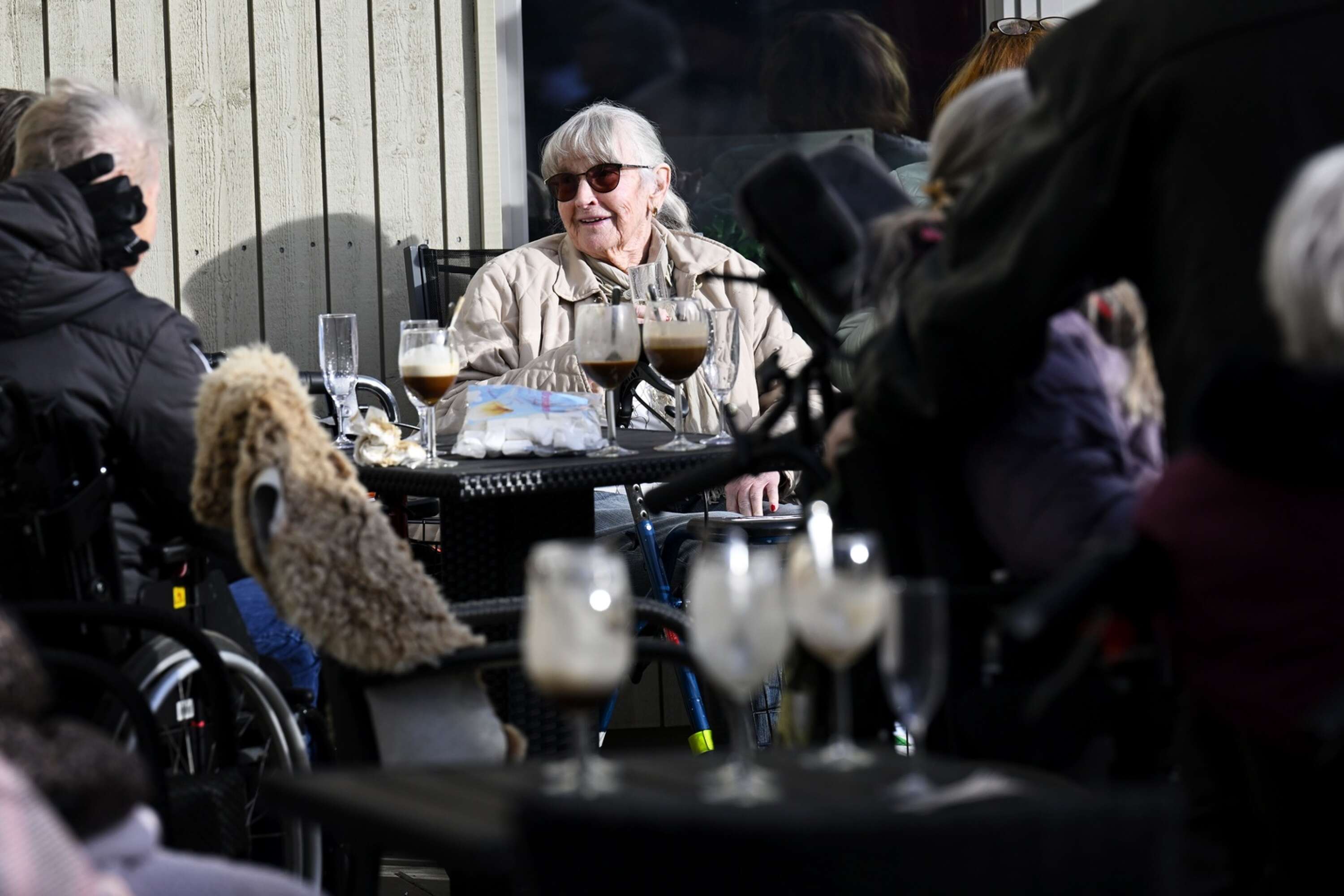 Många av Djupängens boende ville njuta av solen med en irish coffee eller ett glas bubbel.